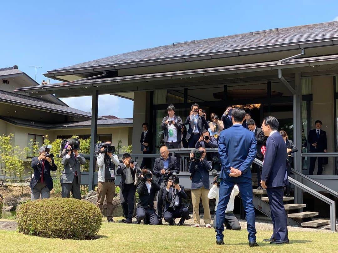 小林陵侑のインスタグラム：「たくさんの章頂きまして。 これからも精進します。 写真は県民栄誉賞のものです。  地元の方のたくさんの応援を感じで帰ります。 #小林陵侑 #岩手県 #八幡平  #土屋ホーム」