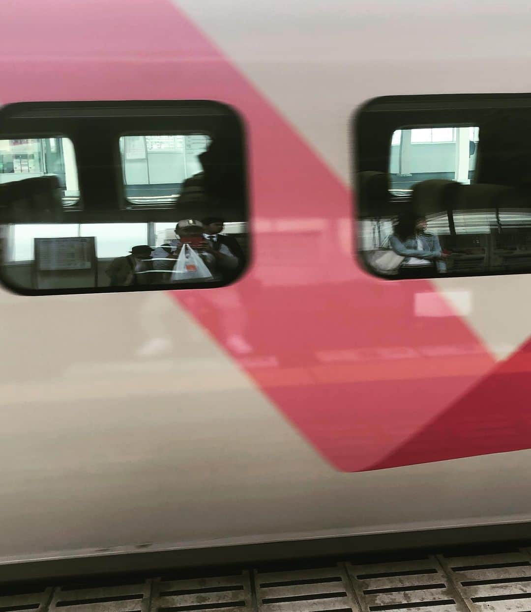 中村譲さんのインスタグラム写真 - (中村譲Instagram)「新幹線の中でも500系の型が一番好きです#pink #shinkansen #500 #hellokitty #新幹線 #ピンク #500系」5月9日 18時13分 - joechan1515