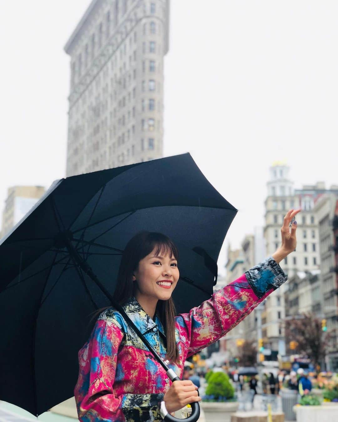 MiracleVellMagicさんのインスタグラム写真 - (MiracleVellMagicInstagram)「Beautiful rainy day in NYC☔️🌸 雨のマンハッタンも、すごく素敵。 鏡のようにきらめく道。飛べちゃいそう！✧﻿ Styled and photographed by the amazing @6ick6ick6ick.kicks  #nyc #manhattan」5月9日 18時17分 - miraclevellmagic