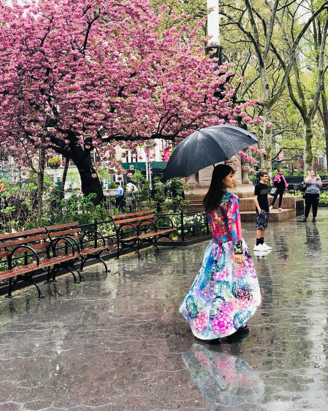 MiracleVellMagicさんのインスタグラム写真 - (MiracleVellMagicInstagram)「Beautiful rainy day in NYC☔️🌸 雨のマンハッタンも、すごく素敵。 鏡のようにきらめく道。飛べちゃいそう！✧﻿ Styled and photographed by the amazing @6ick6ick6ick.kicks  #nyc #manhattan」5月9日 18時17分 - miraclevellmagic