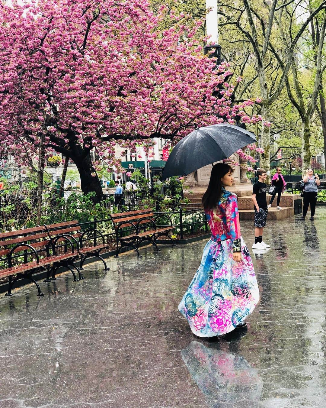 のインスタグラム：「Beautiful rainy day in NYC☔️🌸 雨のマンハッタンも、すごく素敵。 鏡のようにきらめく道。飛べちゃいそう！✧﻿ Styled and photographed by the amazing @6ick6ick6ick.kicks  #nyc #manhattan」