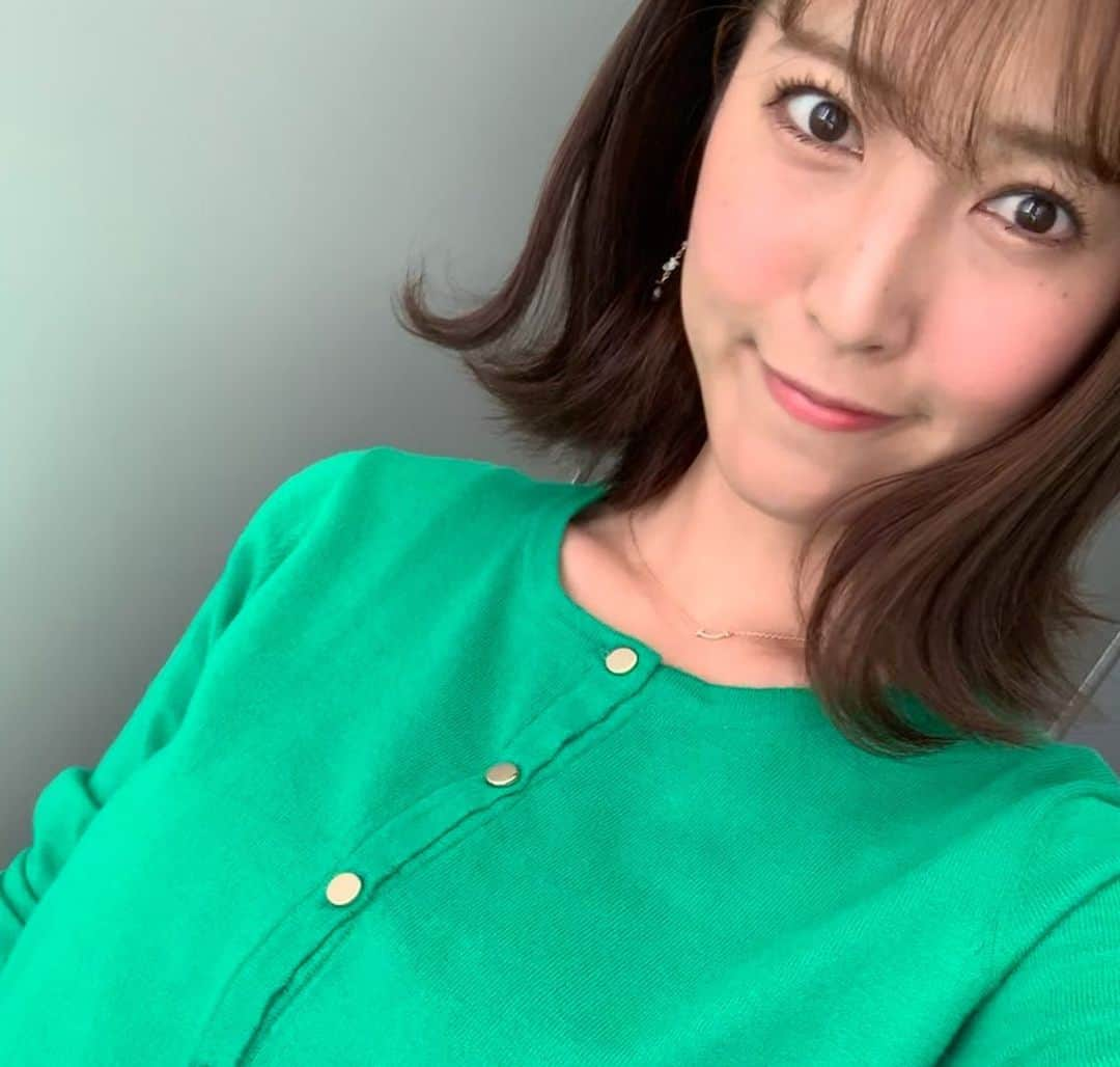 小澤陽子さんのインスタグラム写真 - (小澤陽子Instagram)「𝒂𝒕 𝒘𝒐𝒓𝒌☻  私が好きな ”ヘア”の テーマは、 『エアリー感』、『ザクザク感』💇🏼‍♀️💇🏼‍♀️。. . いつも、ついつい真似したくなる ヘアアレンジ / 髪型をしている ヘアメイクさん🥰  みなさんは、どんな髪型(をするの)が好きですか👧🏼？ . . #ハイセンス #後れ毛やエアリー感がとっても好き。 #今日はこの髪にしようと決めてても #この方の髪を見て #これにして！と言っちゃう(笑) #ARIGATO☻  #ヘアアレンジ #hairstyle #fishborn #airy #casual  #フィッシュボーン #エアリー #ザクザク感」5月9日 18時19分 - yoko.ozawa729