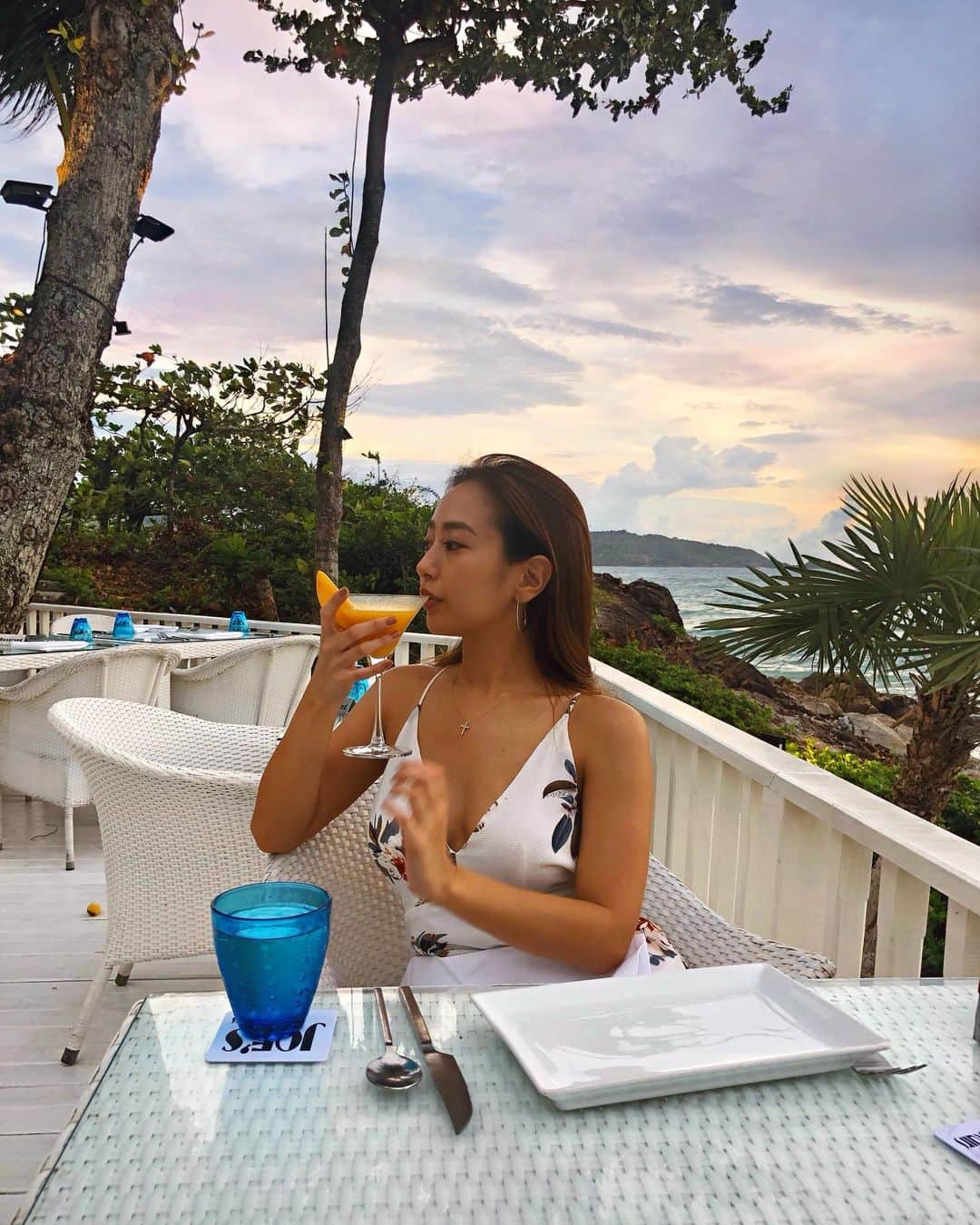 佐野友妃子さんのインスタグラム写真 - (佐野友妃子Instagram)「mango martini🥭🍸 ここのsun set dinner最高だった🥺🌅 @joesdownstairs 🐚✨ .  まったり波の音聞きながら夕日が沈むの眺めてた🥺🏖 .  ロケーション最高だしwebからだと日本語での予約も可能だよ🔍  #JoesDownstairs#Phuket#sunset#sunsetdinner」5月9日 18時22分 - yukikosano1111