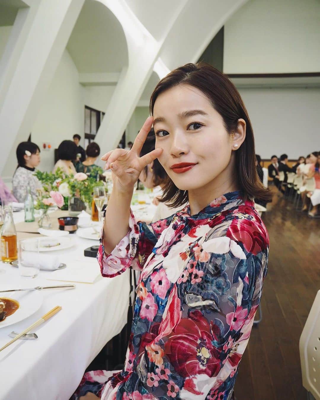 猪鼻ちひろのインスタグラム：「💐💒🌹 最後の投稿♡ (一個にまとめればよかったのヨ すみません) ヘアメイクは自分でやってから新幹線に乗り込みました！ ﻿ シンプルだけど、大事な日だったからすごく悩んでお洒落な友達や美容師さんにも相談して決めたんだ♡ 初めてのタイトヘアでの出席。  参考になったらいいなと、ブツ撮りも載せたよ！ 出来るだけ詳しく書いてみます✍🏻😚﻿ ﻿ ﻿ 💄メイクはお肌とリップが主役。 たっぷり保湿→オイル→リキッドファンデを薄くつけてツヤ肌﻿ ﻿ ☑︎アイシャドウ→泣くのが分かってたので色は濃くないキラキラ系アイシャドウ。 ☑︎アイラインとチーク→無し ☑︎マツエク→ @garland_eyelash ﻿ ☑︎リップ→何色も混ぜてしまい品番分からないけれど、diorやBurberryやcelvokeの深めの赤や茶色を使いました。﻿ ﻿ ﻿ 👩🏻ヘアーはドレスが派手で可愛い感じだったので、大人シンプルにしたくてピタッと前髪を全部上げタイトヘアに。﻿ ﻿ ドライヤーで立ち上げて、毛先はストレートアイロンで外ハネに。﻿ 家中にあるスタイリング剤を駆使して艶出したよ！(オイルとクリームとシアバター)﻿ ﻿ 美容師さんに相談した時に﻿ 【ヘアオイル全体的につけて、分け目とボリューム出て欲しくないところだけにポイントでジェルつける！﻿ジェルが無かったら朝に頭濡らしてタオルでよーーーく拭いて、そのままヘアクリームとかワックスつけて自然乾燥も近い感じになるよ。】﻿ と教えてもらったのでそのまま実践❣️﻿ 以上！  あーーーーーー長い🙏🏻☺️ ﻿ #ちひろのヘアメイク #ちひろの美容 #早起き大成功どころかめちゃ緊張して眠れなかったなぁ #家族の結婚式より緊張したかも」
