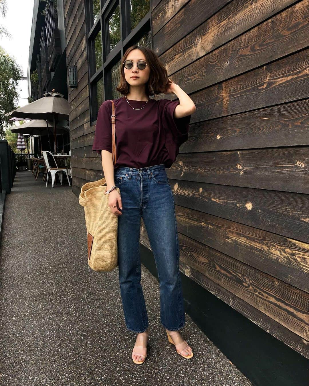 野尻美穂のインスタグラム：「私はシンプルが好き。 最近色物も好き。 ソーイのTシャツは好きすぎて今シーズンはボルドーにした🧡 マリアムのサンダルは2代目😚💕 ロエベのバッグもお気に入りぃ🧡 後半のLAはずーっと曇ってたよ☁️ #miho_LA  #soe #loewe #maryamnassirzadeh #ayame  #levis」