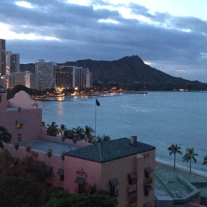 のインスタグラム：「sunrise 🌅  #hawaii #sunrise #waikiki #diamondhead #waikikibeach #oceanview #オーシャンビュー #ダイヤモンドヘッド #ダイヤモンドヘッドビュー」