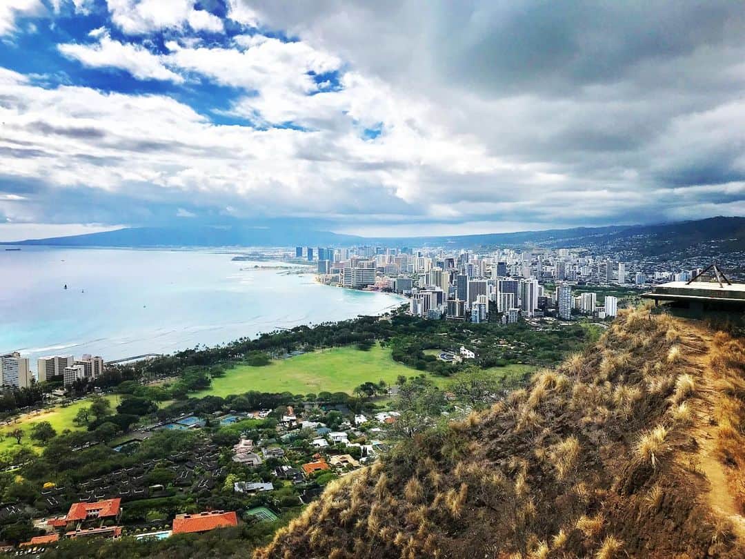 石原夕里朱さんのインスタグラム写真 - (石原夕里朱Instagram)「Diamond Head♡﻿ ﻿ 大好きな#ハワイ に来ました❤️﻿ ﻿ ハワイにいるだけでハッピーな気分になる🍀﻿ ﻿ 着いて早々、﻿ ﻿ ダイヤモンドヘッドへ⛰✨﻿ ﻿ 階段めっちゃ長かったけど、﻿ ﻿ 頂上に着いたら最高の景色が🥺💕﻿ ﻿ お天気も良くて良かった☀️﻿ ﻿ また登りに来ようっと🎶﻿ ﻿ #Hawaii #Oahu #honolulu #travel #ri_travel #diamondhead #niceview #photogenic #genic_hawaii #instahawaii #instagood #photooftheday #instadiary #旅行 #りぃ旅 #タビジョ #りぃ旅ハワイ #オアフ島 #ホノルル #ダイヤモンドヘッド #登山 #景色 #⛰」5月9日 18時26分 - ri_hannari