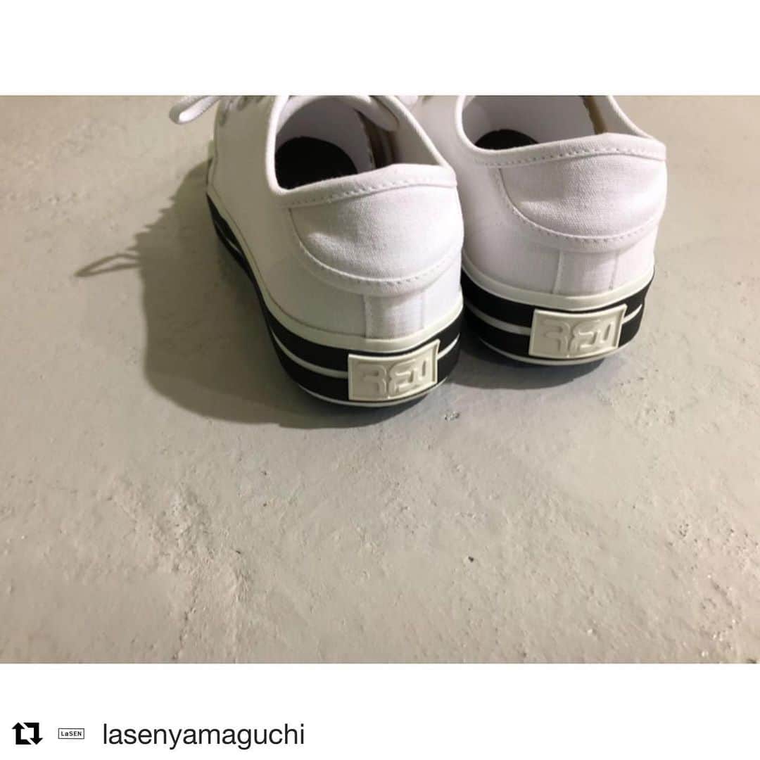 アールエフダブリューさんのインスタグラム写真 - (アールエフダブリューInstagram)「#Repost @lasenyamaguchi with @get_repost ・・・ . "WHITE SHOES " . RFW SANDWICH-LO ¥11000- . イタリアで靴作りを学んだ鹿子木さんが 日本で立ち上げた、日本人に合わせた 履きやすさを重視したスニーカーブランド 。 クッション性と履き心地は一度履くとやみつきに 。 ぜひお試しくださいませ ◎ . #rfw #rhythmfootwear #ootd #outfit #fashion #coordinate #styling #instagood #instafashion #sneaker #ootd #outfit #fashion #coordinate #styling #instagood #instafashion#鹿子木隆 #今日の服 #今日のコーデ #大人カジュアル  #カジュアルコーデ #シンプルコーデ  #山口県#周南市  #今日の足元  #ママファッション  #ママコーデ #大人カジュアル #足元は白」5月9日 18時37分 - rfwtokyo