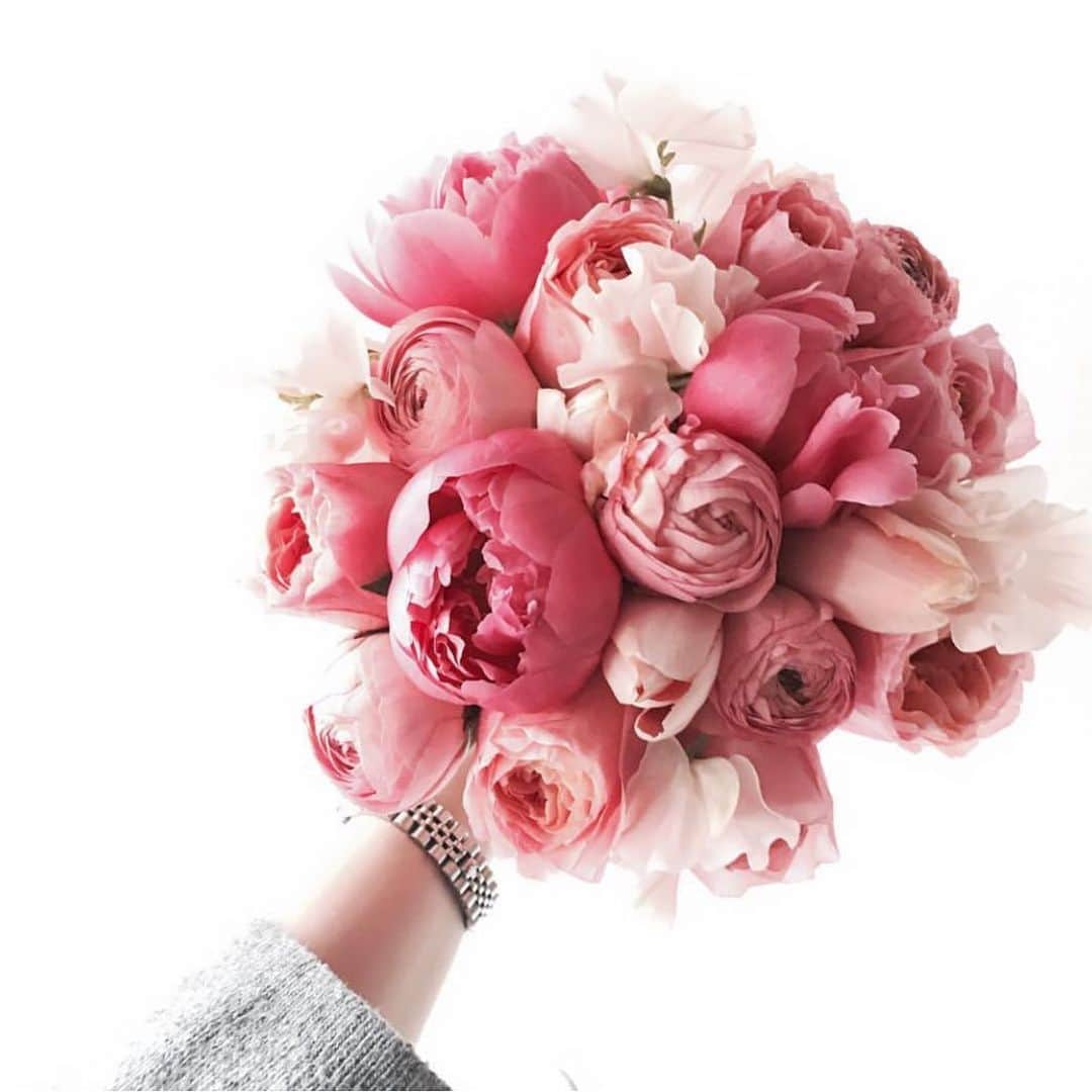TRILL公式編集部アカウントさんのインスタグラム写真 - (TRILL公式編集部アカウントInstagram)「Photo by @jane.florist さん🧡✨ ㅤㅤㅤㅤㅤㅤㅤㅤㅤㅤㅤㅤㅤ ピンクの花束💐💕 素敵なお花がたくさんあるのでアカウントをチェックしてみてください♡  ㅤㅤㅤㅤㅤㅤㅤㅤㅤㅤㅤㅤㅤㅤㅤㅤㅤㅤㅤㅤ ———————————————————————— 「#私のTRILLpic」をつけて、素敵な写真を投稿しよう✨ 上記# がついていると、TRILLサービスへの掲載や、TRILLのInstagramへの投稿で使用させていただく可能性がございます。 ———————————————————————— ㅤㅤㅤㅤㅤㅤㅤㅤㅤㅤㅤㅤㅤㅤㅤㅤㅤㅤㅤㅤ #私のTRILLpic #TRILL #トリル #flower #bouquet #instaflower #flowers #flowerstagram #flowerstyling #花 #花束 #ブーケ #💐 #🌹#🌼 #ダリア#ピンポンマム #ダリアブーケ #ギフト #プレゼント #花のあるくらし #dahlia」5月9日 18時31分 - trill