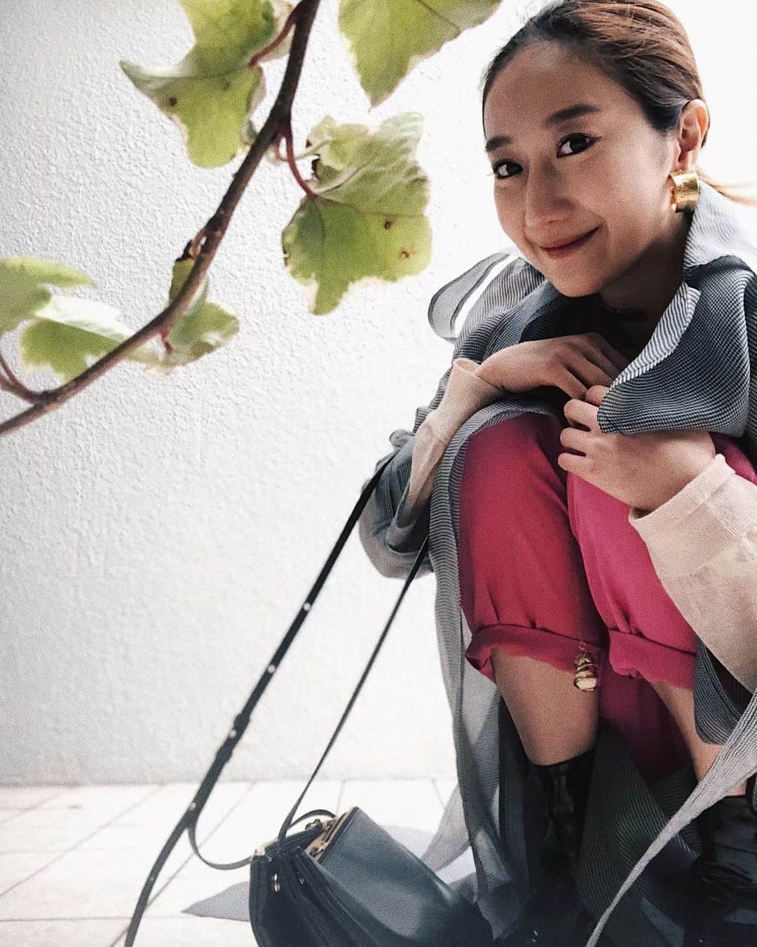 花井瑠美のインスタグラム：「自分の外側の世界に力を求めると 人はどんどん弱くなっていく。  自分の内側に強さを求めれば 人はますます強くなっていく。 ・ #energie#space#worldwide#counseling#nature#natural#sky#angel#noble #宇宙#エネルギー#テーマパーク#感性#魔法#誰でも使える  #loveandpeace #愛と平和 #🕊」
