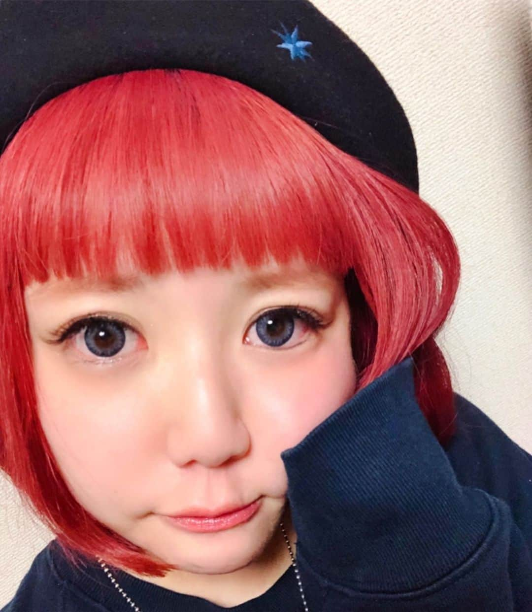 小鳥遊しほさんのインスタグラム写真 - (小鳥遊しほInstagram)「普段は茶系だけどたまには珍しく黒系カラコンをつけてみた！(のだけど、どう？☺️) #MicoMico の #イノセントブラック は黒とグレーが絶妙に混じってる感じのドール系のデザインで薄メイクでもバチっとした顔になれるのでオスス目🥺ぜひにー . #ユニビューティ #UniBeauty #カラコン 👁▶︎ @unibeauty_2018」5月9日 18時34分 - shihotakanashi