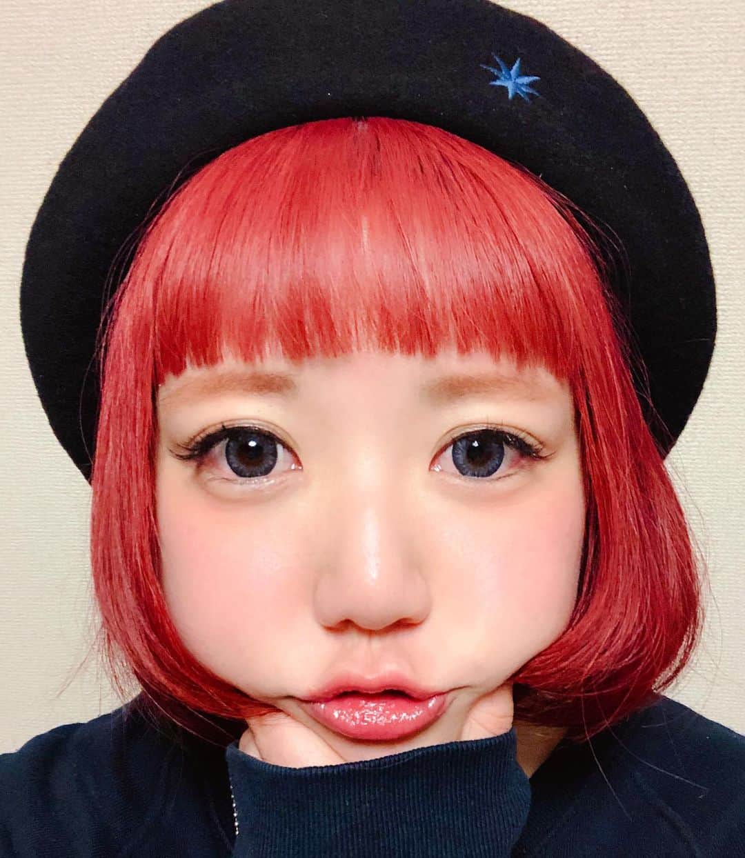 小鳥遊しほのインスタグラム：「普段は茶系だけどたまには珍しく黒系カラコンをつけてみた！(のだけど、どう？☺️) #MicoMico の #イノセントブラック は黒とグレーが絶妙に混じってる感じのドール系のデザインで薄メイクでもバチっとした顔になれるのでオスス目🥺ぜひにー . #ユニビューティ #UniBeauty #カラコン 👁▶︎ @unibeauty_2018」