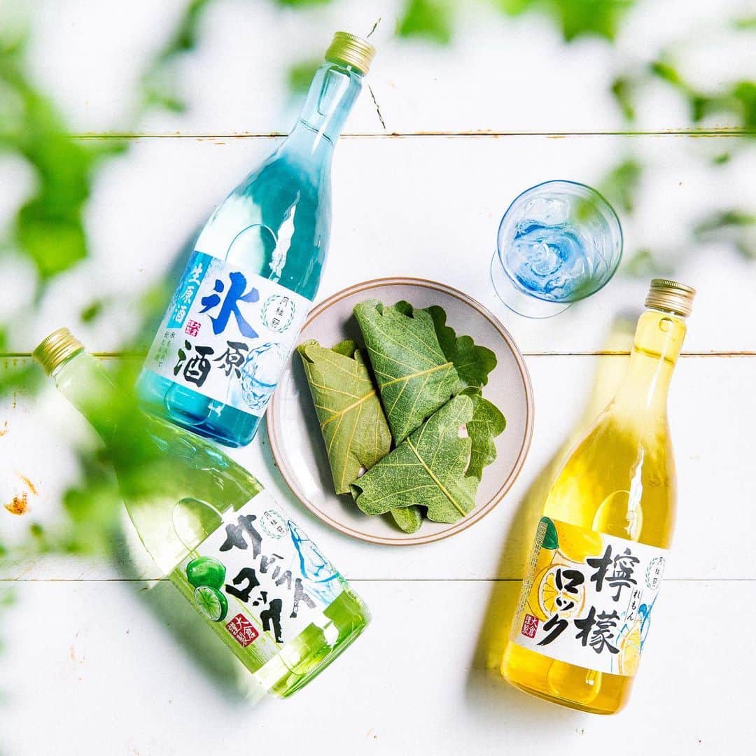 月桂冠さんのインスタグラム写真 - (月桂冠Instagram)「5月6日は立夏でした 春が極まり夏の気配が立ち始める頃とされています 立夏には柏餅を食べる風習があるそうですよ 初夏の雰囲気が感じられ始めたこの頃、ロック商材でひんやりしてみてはいかがでしょうか~  #gekkeikan #nihonshu #sake #japanese_sake #ienomi  #japan #月桂冠 #日本酒 #酒 #日本酒好き #酒好き #和酒　#立夏 #柏餅 #ロック清酒 #氷原酒」5月9日 18時34分 - gekkeikansake_jp