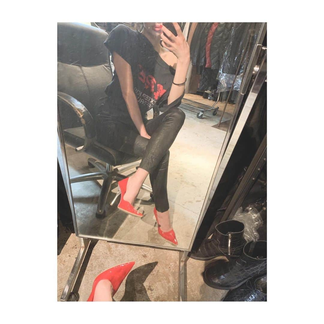 串戸ユリアさんのインスタグラム写真 - (串戸ユリアInstagram)「I love this heels cuz I feel lady🐞❤︎ #balletBybacklash #YelloShoes #isamukatayamabacklash  Deer stretch leather pantsとの相性抜群。」5月9日 18時46分 - yuriavodka