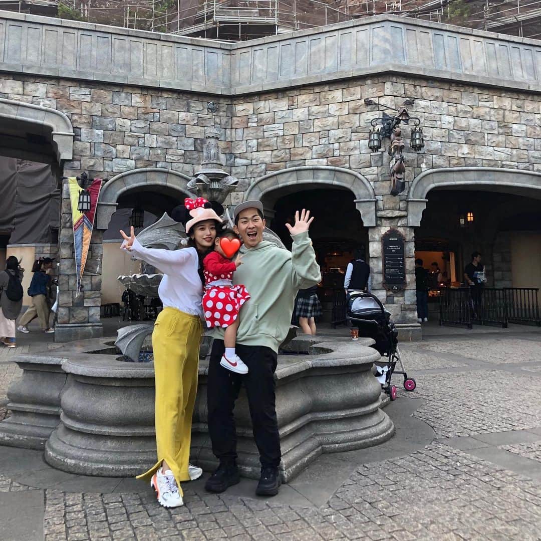 近藤千尋のインスタグラム：「お誕生日ディズニーシー🎂❤️ 来る度に楽しさが分かってきて どんどん表情豊かになる娘👧 見ていてこっちも幸せでした🥰 ディズニーシーは初めてだったね🌈 昼過ぎからゆっくりいったけど 十分楽しめました😊😊😊 #ディズニーシー #パンツポケットに物入れすぎて #もっこもこしてる 笑」