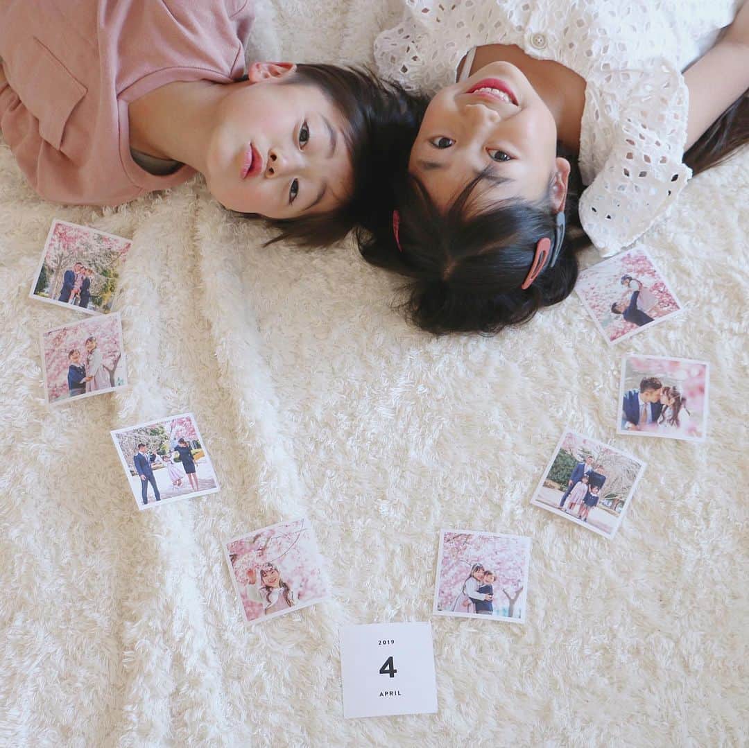 かなのインスタグラム：「． 今日は年中さんになって初めての参観日でした😊✨ 母の日参観ということで手作りの🎁やお歌を歌ってくれて💕 去年よりしっかりと歌えるようになった姿を間近で見れてうるうるしちゃった🥺 ． 4枚目が今年、5枚目が去年のママの似顔絵👩🏻 すごーーく成長😍👏🏻 書いてあることがほぼ変わらないのが笑える😂💕 ． 毎月無料で印刷してる @albus_is 📚 4月の想い出ははやっぱり入学😚🎒🌸 2人と一緒にハート♡を作ってみた♥️ ． 無料プリント枚数が1枚増えるクーポン🎫☞82MS お得になるので良かったら使ってください😆 ． ．  #成長#成長記録#息子#娘#写真#写真プリント#思い出#アルバスのある生活#アルバス#pr」