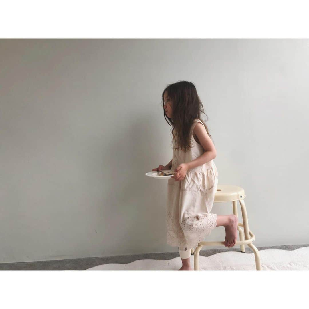 monmimi1さんのインスタグラム写真 - (monmimi1Instagram)「. . 明日の新商品3 . デニムとも 合わせたい ワンピース . 現在５歳の モデルさんは 女の子ワンピースに 喜んでいました^_^ . . . . .」5月9日 18時55分 - monmimi1