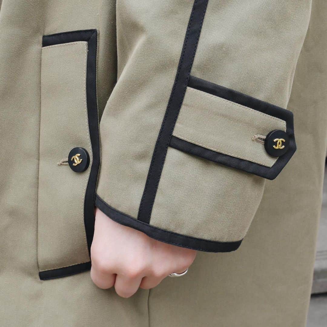 Vintage Brand Boutique AMOREさんのインスタグラム写真 - (Vintage Brand Boutique AMOREInstagram)「Sold out **Vintage Chanel piping cotton trench coat. No size description.▶︎Free Shipping Worldwide✈️ ≫≫≫ DM for more information 📩 info@amorevintagetokyo.com #AMOREvintage #AMORETOKYO #tokyo #Omotesando #Aoyama #harajuku #vintage #vintageshop #ヴィンテージ #ヴィンテージショップ #アモーレ #アモーレトーキョー #表参道 #青山 #原宿#東京 #chanel #chanelvintage #vintagechanel #ヴィンテージ #シャネル #ヴィンテージシャネル #amorewardrobe #アモーレワードローブ」5月9日 18時49分 - amore_tokyo