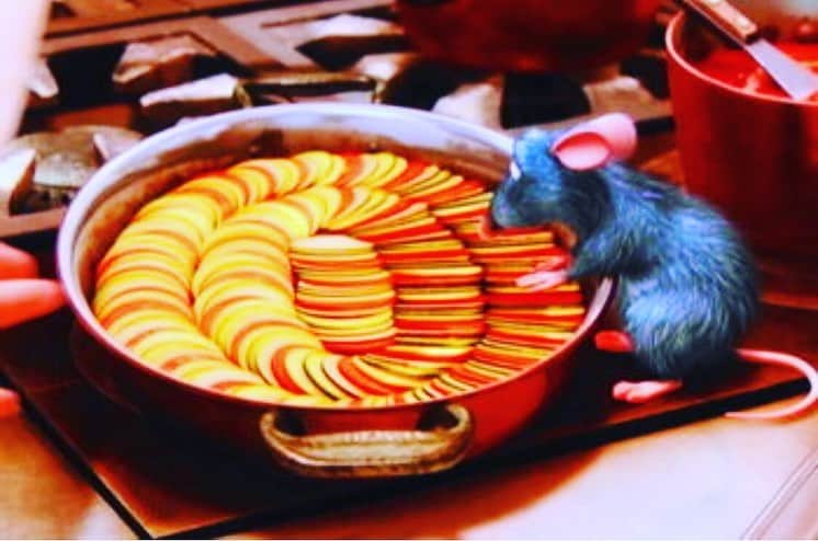 楪望さんのインスタグラム写真 - (楪望Instagram)「映画『レミーのおいしいレストラン』に出てくるラタトゥイユを再現してみたくなった、とある日👩‍🍳🍅 * 耐熱ガラスにトマト缶で作ったベースを敷いて、上からパプリカとナスとトマトを彩り良く並べるだけ🙈💓 * ズッキーニとか入れても良かったなー！と思ったり🥒 * あとはオーブンにお任せすれば、完成😎☝️✨ * ホームパーティーとかでも活躍しそうなメニューかもー！😉❤︎ * #ラタトゥイユ #レミーのおいしいレストラン #耐熱ガラス #オーブン料理 #ゆずりはごはん #cooking #👩‍🍳 #foodstagram #🍅 #🍆 #🥒」5月9日 18時51分 - nozomi_yuzuriha_official