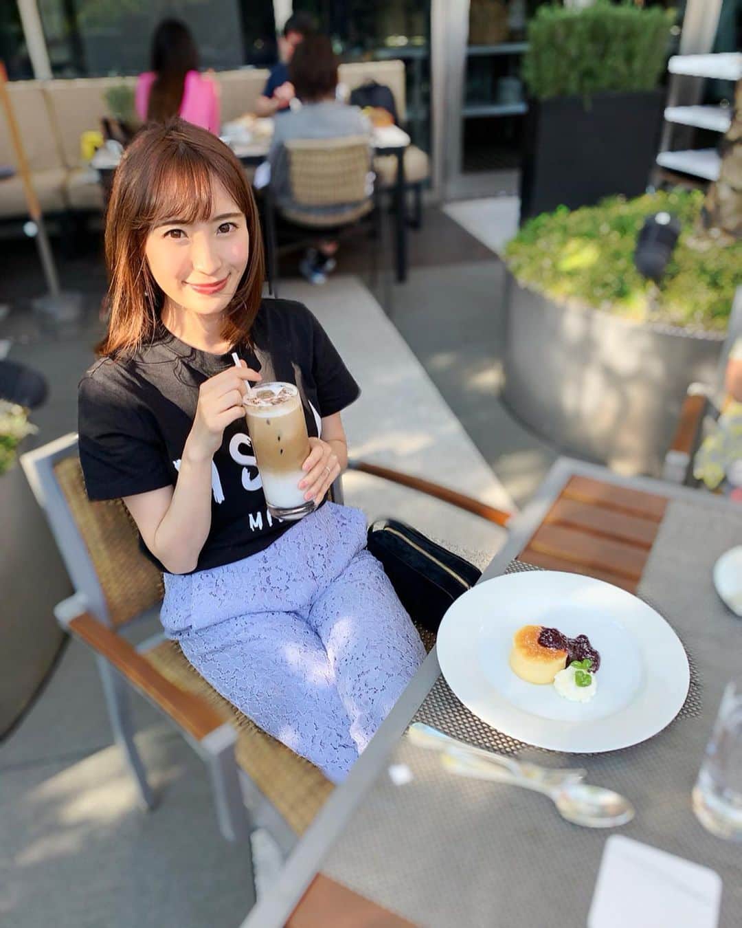 小林真由のインスタグラム：「⋆﻿﻿ ⋆﻿﻿ 旅行前にヘアカラー🐻﻿﻿ うっすらpinkにはまってます💕﻿﻿ 艶と温かみと透明感、﻿﻿ いつも本当に綺麗になって嬉しいっ！﻿﻿ 3枚目はカラー直後で、﻿﻿ 1.2枚目は少し経ってからだけど﻿﻿ 色の抜け方も綺麗なの🥺﻿﻿ 初めてのloness銀座店、﻿﻿ 個室もあって居心地良かったです🐇﻿﻿ @inamochinaoki ﻿✨﻿ ﻿﻿ 👚tops: #msgm﻿﻿ 👖pants: #unitedarrows﻿﻿ ﻿ #ヘアカラー #美容院 #サロン #エムエスジーエム #ユナイテッドアローズ #ナチュラリジュエリ #カフェ #ランチ #スイーツ #コーデ #コーディネート #ママコーデ #ファッション #夏服 #coordinate #loness」