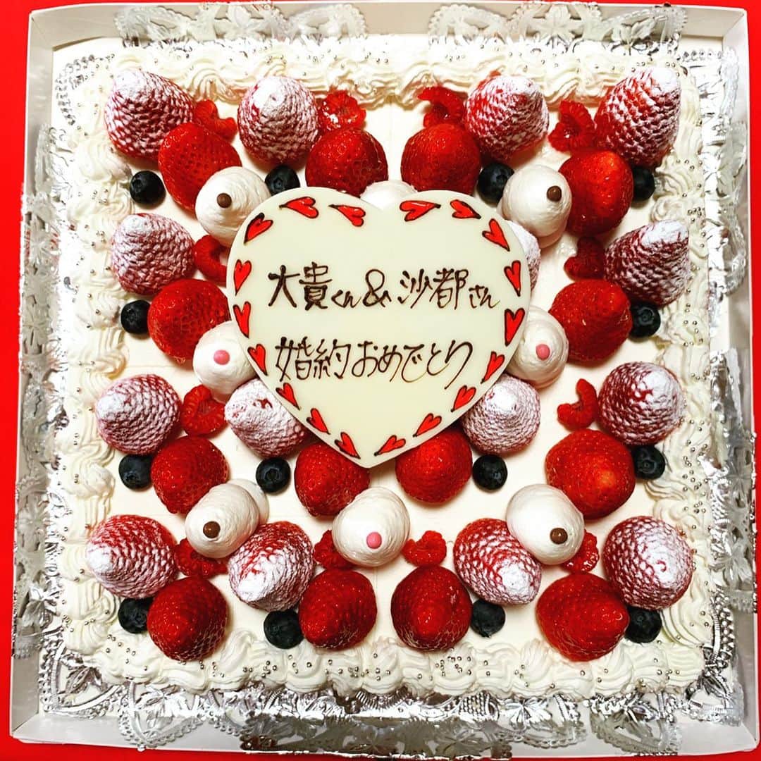 菊池沙都のインスタグラム：「令和元年初日。 大好きで大切な皆さんと迎えました🍀 とても暖かくて素敵すぎるおもてなしを 本当にありがとうございました🍀 笑って食べて飲んで泣いて笑った忘れられない3日間🍀 #家族#結納#大好き#14人大集合 #感謝#ありがとうございました #大きいケーキ#美味しいご飯 #散歩#四つ葉のクローバー探し  #逆上がりチャレンジ お兄ちゃんさすがでした。笑。」