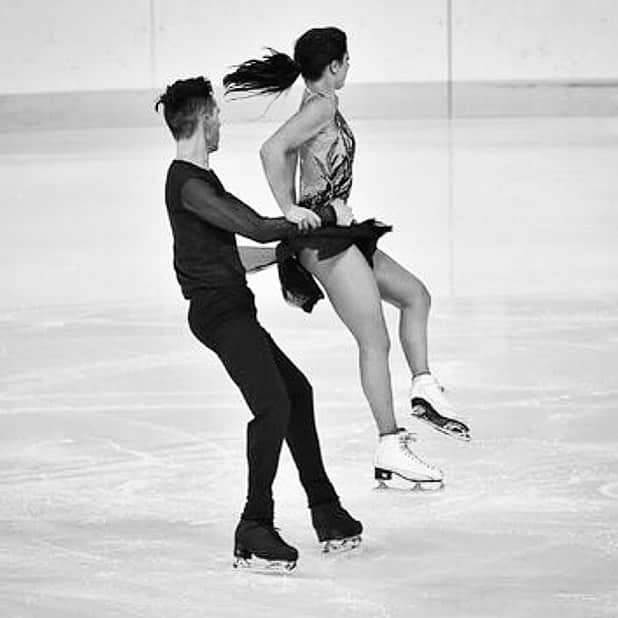 シャンテル・ケリーさんのインスタグラム写真 - (シャンテル・ケリーInstagram)「Busy trying to fly in a sparkly dress #icedance #figureskating #teamAUS #flyinghigh」5月9日 19時04分 - chantelle_kerry