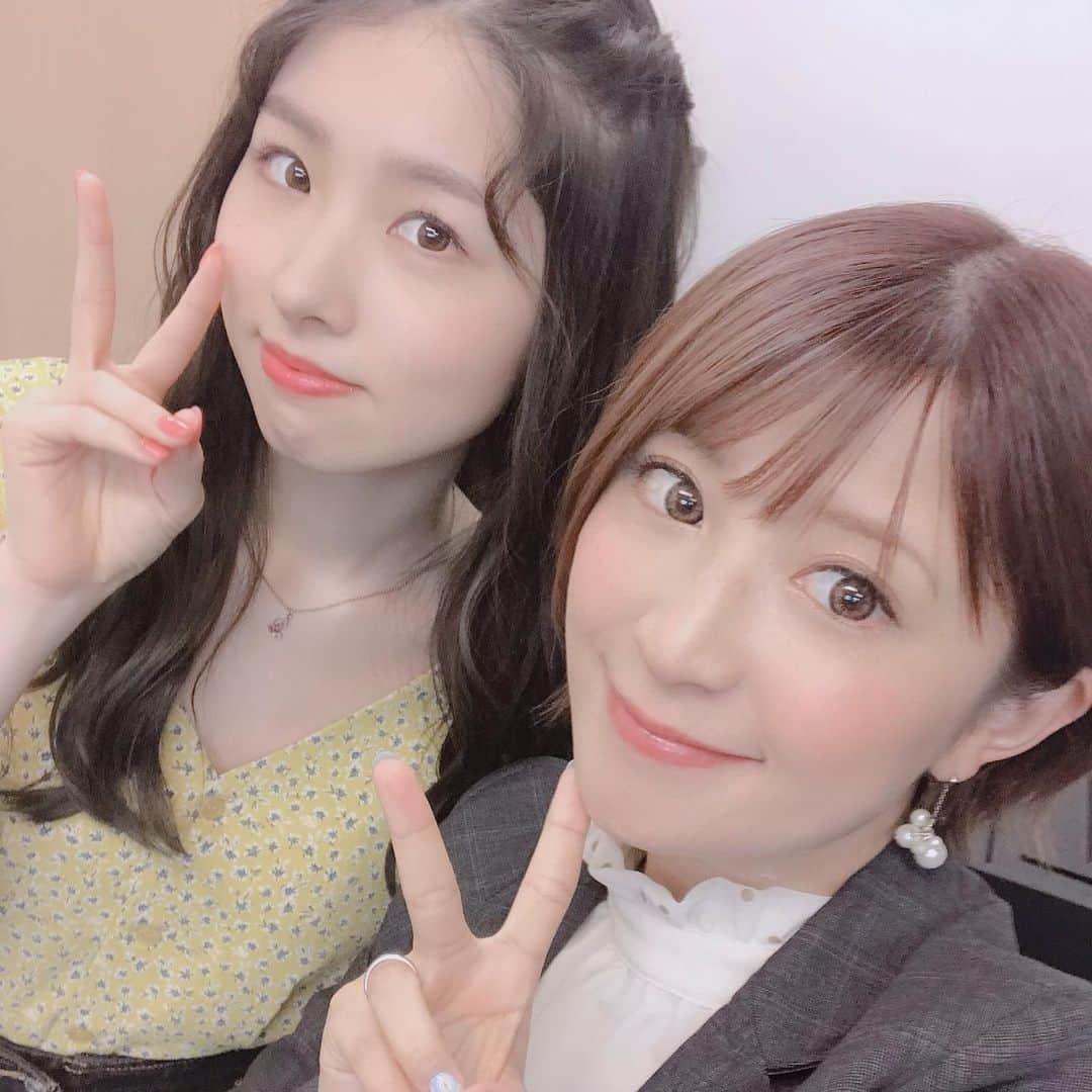 矢口真里さんのインスタグラム写真 - (矢口真里Instagram)「今日お仕事で一緒だった AKB48の岩立沙穂ちゃん😊✨ 『昔から好きでした！』って私の写真集持ってきてくれました♡私のファンだったなんて珍しいw ・ さほちゃんありがとう😁✨ 素直に嬉しかったです😊✨ 本日もお疲れ様でしたー😆✨」5月9日 19時04分 - mariyaguchi_official