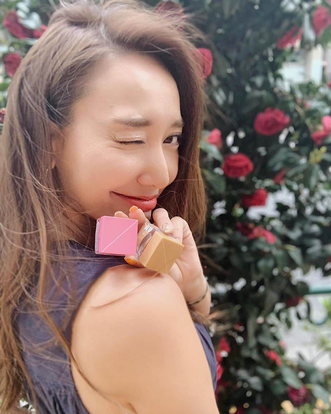 李 雨瀟さんのインスタグラム写真 - (李 雨瀟Instagram)「夏のメイクを遊び尽くす💄 . コフレドールから新発売されるプレイフルカラー  アイ＆フェイスを一足お先に試したよ〜☆ 大粒のラメが絶妙にいい感じでこのゴールドとピンクが大のお気に入り♡ 塗った顔の動画載せたのでみてみて☺️ テクスチャーはスクレのような軽い質感なのですが、まぶたに塗ると肌にフィットしてツヤ感がでます💕 6/16〜発売されるので是非チェックしてみてください☺️💕 . . #mybeauty  #makeup #make #cheek #eyeshadow #lip #coffretdor #summercolor #コフレドール #ワタシ流summercolor #プレイフルカラーアイアンドフェイス #スキンシンクロルージュ #pr #メイク #メイクアップ  #女友達と楽しむメイク #夏フェス」5月9日 19時05分 - yuisho_ri