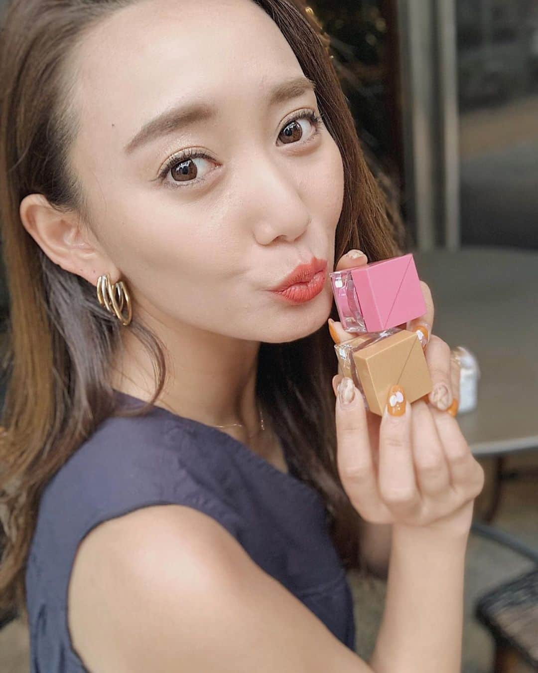 李 雨瀟さんのインスタグラム写真 - (李 雨瀟Instagram)「夏のメイクを遊び尽くす💄 . コフレドールから新発売されるプレイフルカラー  アイ＆フェイスを一足お先に試したよ〜☆ 大粒のラメが絶妙にいい感じでこのゴールドとピンクが大のお気に入り♡ 塗った顔の動画載せたのでみてみて☺️ テクスチャーはスクレのような軽い質感なのですが、まぶたに塗ると肌にフィットしてツヤ感がでます💕 6/16〜発売されるので是非チェックしてみてください☺️💕 . . #mybeauty  #makeup #make #cheek #eyeshadow #lip #coffretdor #summercolor #コフレドール #ワタシ流summercolor #プレイフルカラーアイアンドフェイス #スキンシンクロルージュ #pr #メイク #メイクアップ  #女友達と楽しむメイク #夏フェス」5月9日 19時05分 - yuisho_ri