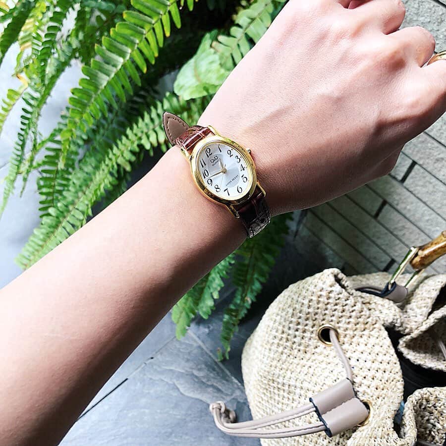 石田美奈子さんのインスタグラム写真 - (石田美奈子Instagram)「#outfit  ノースリーブに薄手の#トレンチコート に黒スキニー。 これくらいの気温、過ごしやすいですね♫ . お洋服はどれも気に入ってずっと着ているものですが、#腕時計 は新品♡ #シチズン のQ&Qという4,000円くらいの#プチプラ #時計 です。 軽くてつけやすいし、安いのに安く見えないデザインで気に入っています✨ ZOZOTOWNで購入できますよ(๑❛ᴗ❛๑) . 年齢のせいか、以前に比べてお洋服を買うのにかなり慎重になっているわたし。 長く着られるか、コスパの良さ、手持ちの服に合わせやすいか、など、いろいろ考えてしまってなかなか購入できない(๑･̑◡･̑๑) ファッションに冒険しなくなってきたけれど、その分無駄な買い物をしなくなったし、自分に合うものをしっかり選ぶようになったので、これはこれで良いかなぁと思っています。 夏に向けてどんな服を買い足そうかなぁ✨ . tops…#ronherman @ronhermanstore outer…#settimissimo pants…#dholic bag…#楽天 watch…#CITIZEN . 👗→ #minako_fashion . #fashion #ootd #キューアンドキュー #QQ #春コーデ #大人カジュアル #165cm」5月9日 18時59分 - mminakooo