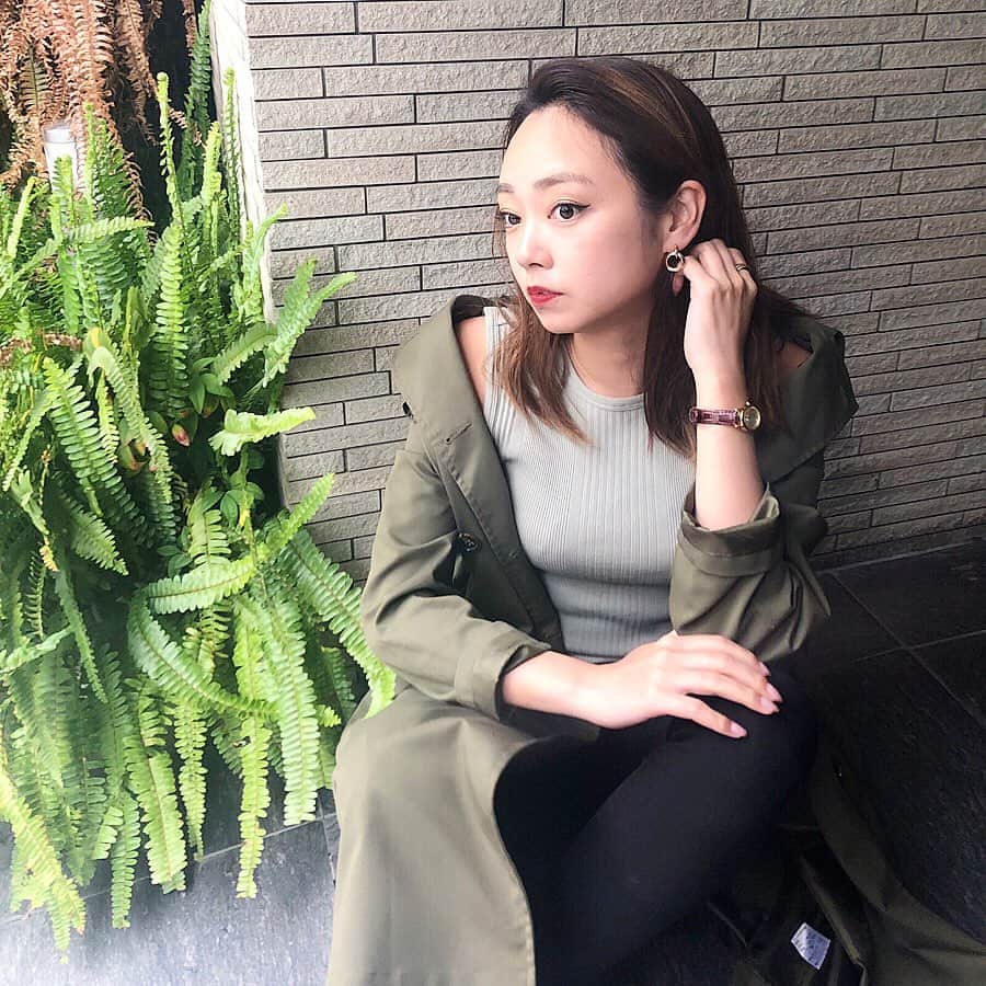 石田美奈子のインスタグラム：「#outfit  ノースリーブに薄手の#トレンチコート に黒スキニー。 これくらいの気温、過ごしやすいですね♫ . お洋服はどれも気に入ってずっと着ているものですが、#腕時計 は新品♡ #シチズン のQ&Qという4,000円くらいの#プチプラ #時計 です。 軽くてつけやすいし、安いのに安く見えないデザインで気に入っています✨ ZOZOTOWNで購入できますよ(๑❛ᴗ❛๑) . 年齢のせいか、以前に比べてお洋服を買うのにかなり慎重になっているわたし。 長く着られるか、コスパの良さ、手持ちの服に合わせやすいか、など、いろいろ考えてしまってなかなか購入できない(๑･̑◡･̑๑) ファッションに冒険しなくなってきたけれど、その分無駄な買い物をしなくなったし、自分に合うものをしっかり選ぶようになったので、これはこれで良いかなぁと思っています。 夏に向けてどんな服を買い足そうかなぁ✨ . tops…#ronherman @ronhermanstore outer…#settimissimo pants…#dholic bag…#楽天 watch…#CITIZEN . 👗→ #minako_fashion . #fashion #ootd #キューアンドキュー #QQ #春コーデ #大人カジュアル #165cm」
