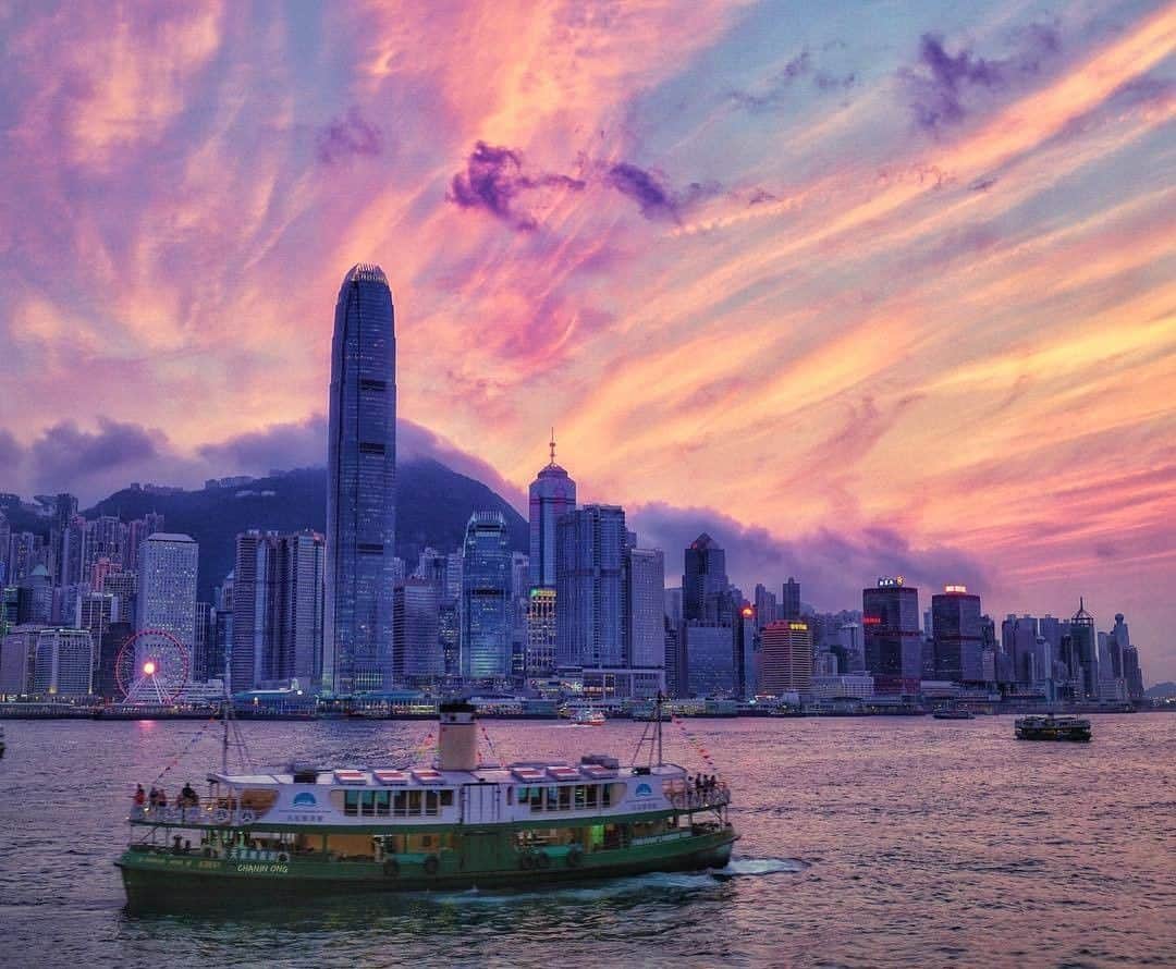 Discover Hong Kongさんのインスタグラム写真 - (Discover Hong KongInstagram)「Hong Kong’s picturesque Victoria Harbour. 看看維港如畫美景！ 📷: @chanin_ong #DiscoverHongKong #repost」5月9日 19時01分 - discoverhongkong