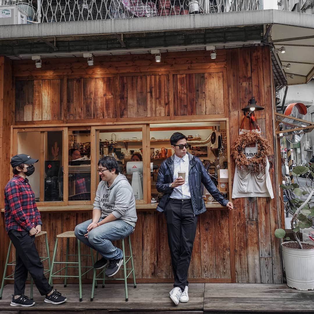 デスモンド・タンのインスタグラム：「Something exciting is brewing? If nothing is, find your own pot of coffee and make it work for you.  Pay attention to the little details in life and find your own joy. Love the quote in my last photo that I came across: "If you can imagine it, you can create it. If you dream it, you can become it." 台北工作第二天，在小巷给我找到一家好有个性的小咖啡屋。喜欢这里的咖啡，更喜欢这给我的启发: "你能想象的，你就能创造。想实现的，就勇敢去追梦吧!" #taiwan #taipei #你那边怎样我这边ok」