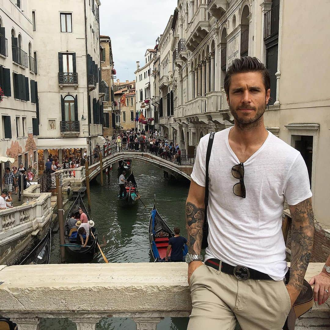 エンリケ・ソラ・クレメンテさんのインスタグラム写真 - (エンリケ・ソラ・クレメンテInstagram)「Have you been to Venice? I love to walk through its streets! I had this photo saved, remembering 📸🎭! Happy Thursday! • • • • • #venecia #venezia #venice #trip #memories #coffee #pasta #italia #italy #bella #gondola #rialto #rialtobridge #holidays #holiday #sanmarcos #piazza #piazzasanmarco #bella」5月9日 19時02分 - kike_sola