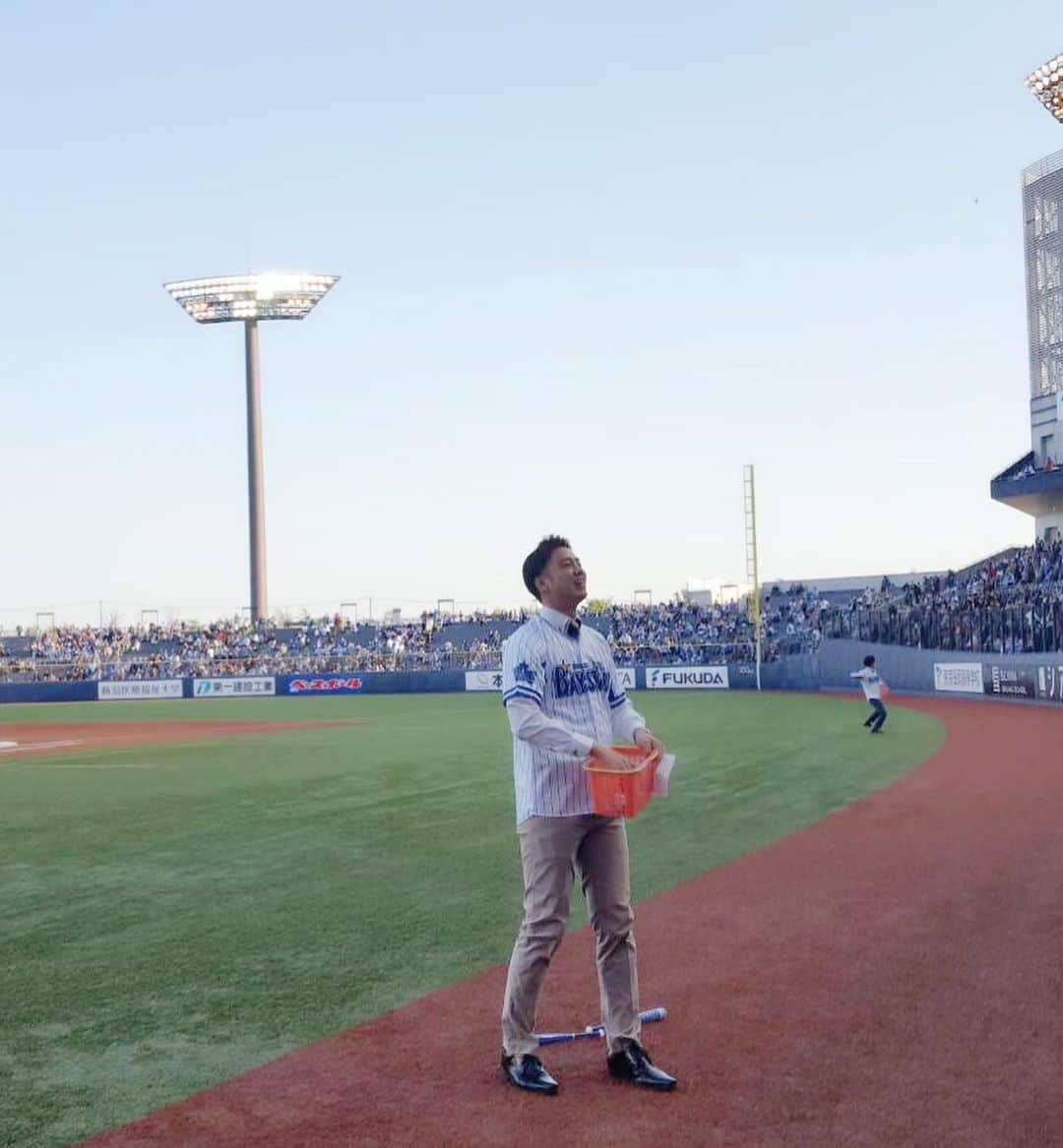 黒崎貴之さんのインスタグラム写真 - (黒崎貴之Instagram)「ㅤㅤㅤㅤㅤㅤㅤㅤㅤㅤ きのうのプロ野球﻿ 横浜DeNAベイスターズvs読売ジャイアンツ⚾️﻿ ﻿ 試合前のオープニングセレモニーのアナウンサーは我々3人‼️﻿ この4月に入社した前野智郎アナと行貝寧々アナ✨﻿ ﻿ 新人の登竜門でもあるセレモニー﻿ かなりの緊張みたいでしたが、すごく落ち着いていて堂々としてましたよー😊✨﻿ ﻿ ぜひ、これからも BSNのニューフェイスをよろしくお願いします😆‼️‼️﻿ ﻿ #BSNアナウンサー﻿ #黒崎貴之﻿ #前野智郎﻿ #行貝寧々﻿ #3人で並ぶと﻿ #くろちゃき﻿ #1人だけ﻿ #老けてる﻿ #両サイド﻿ #めっちゃフレッシュ」5月9日 19時03分 - kurosaki_bsn