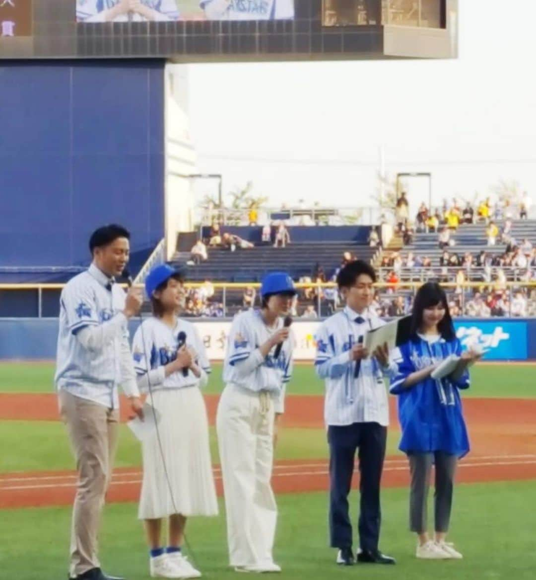 黒崎貴之さんのインスタグラム写真 - (黒崎貴之Instagram)「ㅤㅤㅤㅤㅤㅤㅤㅤㅤㅤ きのうのプロ野球﻿ 横浜DeNAベイスターズvs読売ジャイアンツ⚾️﻿ ﻿ 試合前のオープニングセレモニーのアナウンサーは我々3人‼️﻿ この4月に入社した前野智郎アナと行貝寧々アナ✨﻿ ﻿ 新人の登竜門でもあるセレモニー﻿ かなりの緊張みたいでしたが、すごく落ち着いていて堂々としてましたよー😊✨﻿ ﻿ ぜひ、これからも BSNのニューフェイスをよろしくお願いします😆‼️‼️﻿ ﻿ #BSNアナウンサー﻿ #黒崎貴之﻿ #前野智郎﻿ #行貝寧々﻿ #3人で並ぶと﻿ #くろちゃき﻿ #1人だけ﻿ #老けてる﻿ #両サイド﻿ #めっちゃフレッシュ」5月9日 19時03分 - kurosaki_bsn