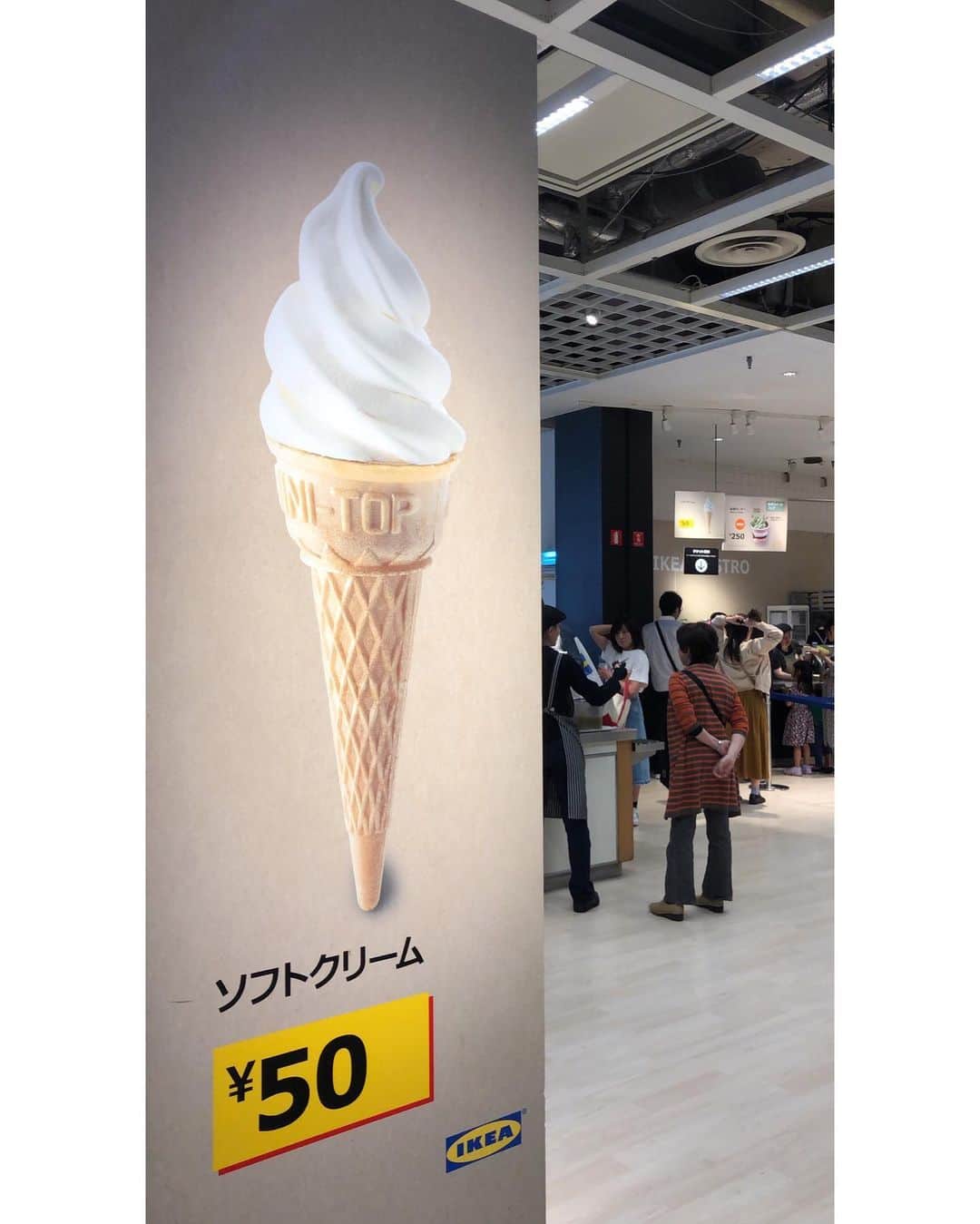 黒澤まさ美さんのインスタグラム写真 - (黒澤まさ美Instagram)「. 実は最近になってやっと#IKEAデビュー したのですが、#ソフトクリーム 安すぎませんか、、🥺🥺 50円で人はとっても幸せになれるんですね🍦💕 . #ikea #ikeafood  #softcream  #icecream  #foodporn  #yummy #sweets #イケア #イケアフード」5月9日 19時03分 - masami_kurosawa