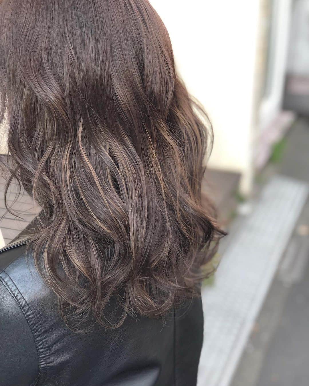 前田真吾のインスタグラム：「ハイライト モカベージュ  stylist @shingo_maeda__  #ボブ#表参道#青山#hair#外ハネ#ミニボブ#l4l#follow#followme#ヘアカラー#カラー#haircolor#color#ash#アッシュ#アッシュベージュ#グレー#グレージュ#外国人風#外国人風カラー#ハイライト#透明感#ブルージュ#外ハネボブ#ミニボブ#ブリーチ#ブリーチカラー#ash#ハイライト#beautyair」