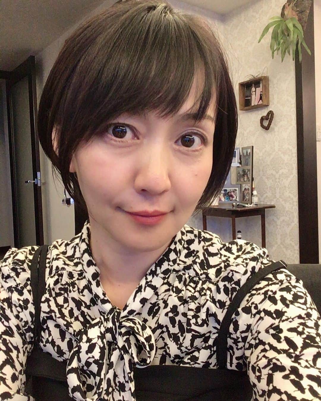 のインスタグラム：「#髪の毛きりました✂︎ 土曜日に有名女優役なんすよ(^◇^;) 衣装 ドレスなんす。  すきっとさせといた方がいいかな、と思いまして。  ほんまはもっと髪の色 明るくしたいんだけど、 黒髪で、っていう撮影が延びてるんすー。  んー、  最近白髪も出てきたしなー。  老眼もそろそろくるのかのぉ。  #悲しい老化#40代ママ #40代女優#明日は次男遠足 #お弁当の下ごしらえ #ま、ハンバーグやな。」