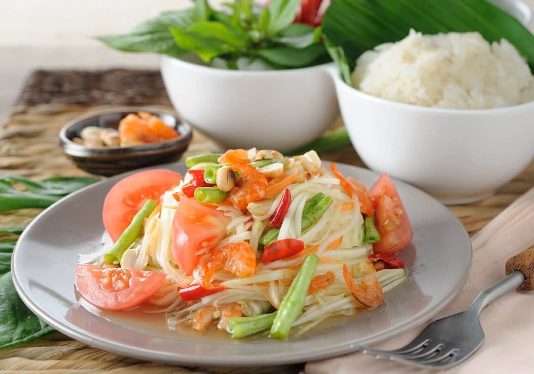 タイ国政府観光庁さんのインスタグラム写真 - (タイ国政府観光庁Instagram)「＜タイ東北部の郷土料理「イサーン料理」🍽＞﻿ ﻿ イサーン料理とは、タイ東北部（イサーン地方）の郷土料理✨﻿ ﻿ 日本人に人気の料理も多く、「ソムタム（青パパイヤのサラダ）」や「ガイヤーン（鶏の炭火焼）」はイサーン料理の代表格です。主食は、カオニャオ（もち米）で、いくつかのおかずと一緒に頂くのがイサーンスタイルです🌾﻿ ﻿ イサーン料理は、タイの人々にも人気で、バンコクを始め主要都市ではイサーン料理専門店が点在しています。是非足を運んでみてくださいね😊﻿ ﻿ #タイ #イサーン料理 #イサーン #タイ料理 #タイ料理大好き #エスニック料理 #食べるの大好き #食べるの好きな人と繋がりたい #こんなタイ知らなかった #もっと知りタイ #タイ旅行 #旅好きな人と繋がりたい #旅行好きな人と繋がりたい #thailand #isanfood #isan #amazingthailand #thailandtravel #thailandtrip #thai #thaistagram #lovethailand #thaifood #thaifoodstagram #thaifoodie」5月9日 19時13分 - amazingthailandjp
