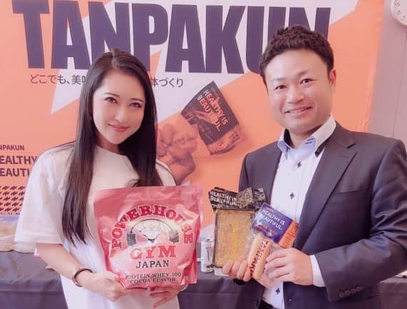 ゆりあさんのインスタグラム写真 - (ゆりあInstagram)「. . . . 私、このココアフレーバー 会場で何杯飲んだでしょうww . . . ココア味って裏切らないよねっ✨✨ しかも美味しいっていうね🌸 . . . お互いのブースを行き来するくらい フィットネスってあったかいし 仲良しだし本当にいいなって😆‼️ . . . 繋がるフィットネス🌸 広がるフィットネス🌸 . . そういう、皆でフィットネス 盛り上げようっていう気持ちが 本当に素敵だなって思います✨✨ . . . . @hmbkiwamibody_official  @powerhousegym_tokyojapan @tanpakunjp . . #プロテイン #極プロテイン  #パワーハウスジム #共同開発 #プロテイン #protein #hmb #hmb極 #gym #fitness #ジム #フィットネス #一歩ずつ #確実に #強くなるために #体に優しい #美味しい #続けられる #フィットネスの輪 #大切な仲間 #綺麗は作れる #努力は必ず報われる . . . . 一人でも多くの人に 健やかな日々が訪れますように...☺🌸 . .」5月9日 19時13分 - yuria_life