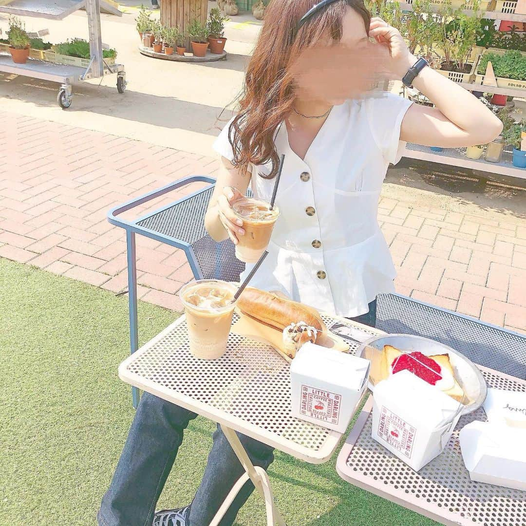 haruさんのインスタグラム写真 - (haruInstagram)「ㅤㅤㅤㅤㅤㅤㅤㅤㅤㅤㅤㅤㅤ ㅤㅤㅤㅤㅤㅤㅤㅤㅤㅤㅤㅤㅤ ㅤㅤㅤㅤㅤㅤㅤㅤㅤㅤㅤㅤㅤ #haru3cafe ☕︎💕 ㅤㅤㅤㅤㅤㅤㅤㅤㅤㅤㅤㅤ 少し前だけど こっちゃんが教えてくれた @littledarling_coffeeroasters さんへ💓 ㅤㅤㅤㅤㅤㅤㅤㅤㅤㅤㅤㅤㅤ あれも食べたい これも食べたい って欲しいもの 全部たのんだら 大食いファイターに😂( 笑 ) ㅤㅤㅤㅤㅤㅤㅤㅤㅤㅤㅤㅤㅤ 細長い箱はホットドッグ🌭で 四角い箱はポテト🍟がはいってるよ😳✨ ㅤㅤㅤㅤㅤㅤㅤㅤㅤㅤㅤㅤㅤ 店内も シンプルオシャレで 外は芝生があって 隣には花屋さんがあって 都会にあるのに 南国に行った気分になれました😂💓( 笑 ) ㅤㅤㅤㅤㅤㅤㅤㅤㅤㅤㅤㅤㅤ インスタの位置情報でいったら全然違う所に辿りついたので Webで検索したほうが確実です！😳💕 ㅤㅤㅤㅤㅤㅤㅤㅤㅤㅤㅤㅤㅤ 乃木坂駅🚃が1番ちかかったです𓂃 𓈒𓏸 ㅤㅤㅤㅤㅤㅤㅤㅤㅤㅤㅤㅤㅤ ㅤㅤㅤㅤㅤㅤㅤㅤㅤㅤㅤㅤㅤ #東京カフェ#乃木坂カフェ#カフェレポ#インスタ映え#cafe#tokyocafe #咖琲 #おはるカフェめぐり #haru3tokyocafe #おはるの東京カフェ ㅤㅤㅤㅤㅤㅤㅤㅤㅤㅤㅤㅤㅤ」5月9日 19時06分 - __haru3