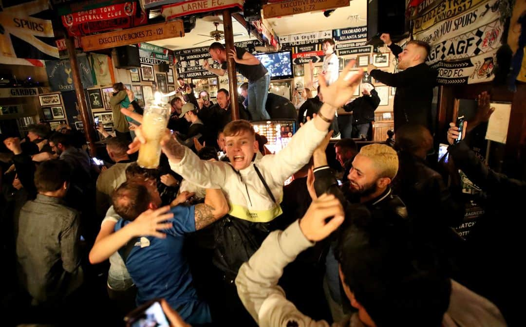 ルモンドさんのインスタグラム写真 - (ルモンドInstagram)「Des supporteurs de Tottenham dans un pub à Londres fêtent la victoire de leur équipe contre l’Ajax Amsterdam le 8 mai, qui les a qualifié pour la finale de la Ligue des champions. Le choc « 100 % british », qui aura lieu le 1er juin à Madrid, opposera Tottenham et Liverpool, deux clubs anglais qui ont renversé des situations plus que compromises pour se retrouver en finale, à l’image d’une saison marquée par des matchs d’anthologie et des folles remontées. Il sacrera, quoi qu’il arrive, un club anglais, mettant ainsi fin à cinq ans de domination espagnole sur la compétition phare européenne. - Photo : Peter Cziborra (@peter_cziborra) / Action Images via Reuters (@reuters)」5月9日 19時12分 - lemondefr