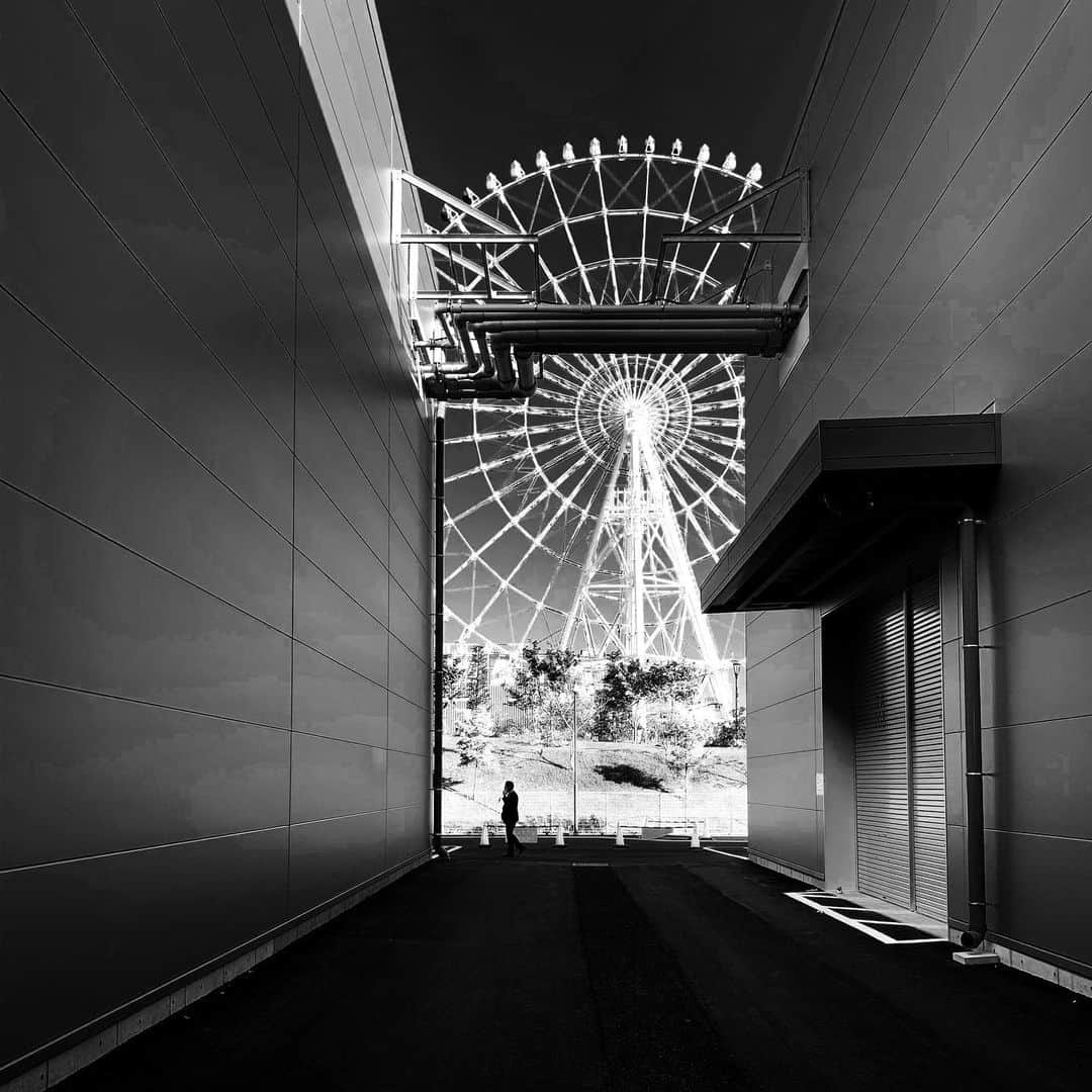 naotakeのインスタグラム：「観覧車 - A Ferris wheel / iPhone XR + Snapseed, 20190510 . . いろいろあった一日。気分を入れ替えて明日も頑張ろう。 . . #royalsnappingartists #infamous_family #rsa_main #infinity_photo_cult #2_fineart #jp_gallery #jp_gallery_bnw #trb_bnw #wp_bnw  #bnw_life #bnwlife_member #bnw_life_shots #bnw_captures #world_bnw #top_bnw #team_jp_ #team_jp_モノクロ #ig_energy_bw #ig_nihon #streetphotographybnw #igersjp #blackandwhite #bnw #bnwphoto #monochrome #bw #bnwphotography #ShotOniPhone #shotoniphoneXR」