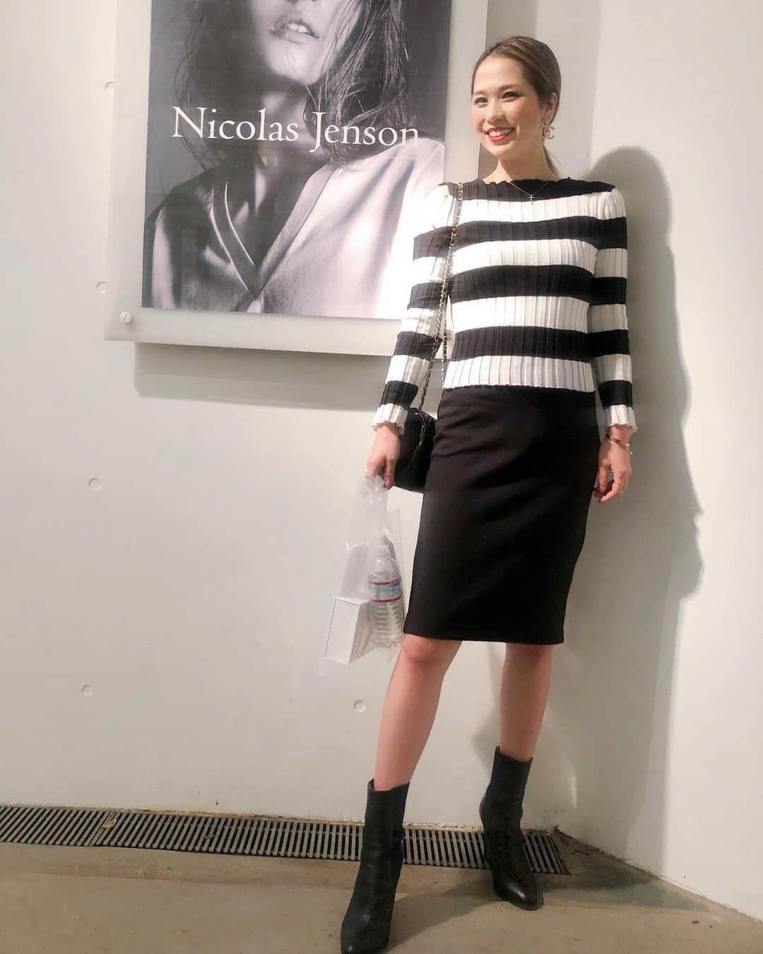 彩希エリナさんのインスタグラム写真 - (彩希エリナInstagram)「"デキル女性"をテーマに展開されたNicolas Jenson(@nicolasjenson )というファッションブランドのlaunch partyへお邪魔してきました。すぐはしゃぐし、すぐすっ転ぶし、デキる女性とは程遠いですが大人目指して頑張るぞー💪wwwボーダー着ると赤リップ💄にしたくなるのって私だけ⁇😗 #fashion #womenfashion #womenfashionstyle #simplestyle #launchparty #nicolasjenson #ファッション #アパレル #ファッションブランド #洋服 #ローンチパーティー #お披露目 #代官山 #デキる女性 #程遠し #頑張るんば #ボーダートップス #大人コーデ #シャネルブーティー #脱ぐの鬼大変系」5月9日 19時15分 - erina_saiki