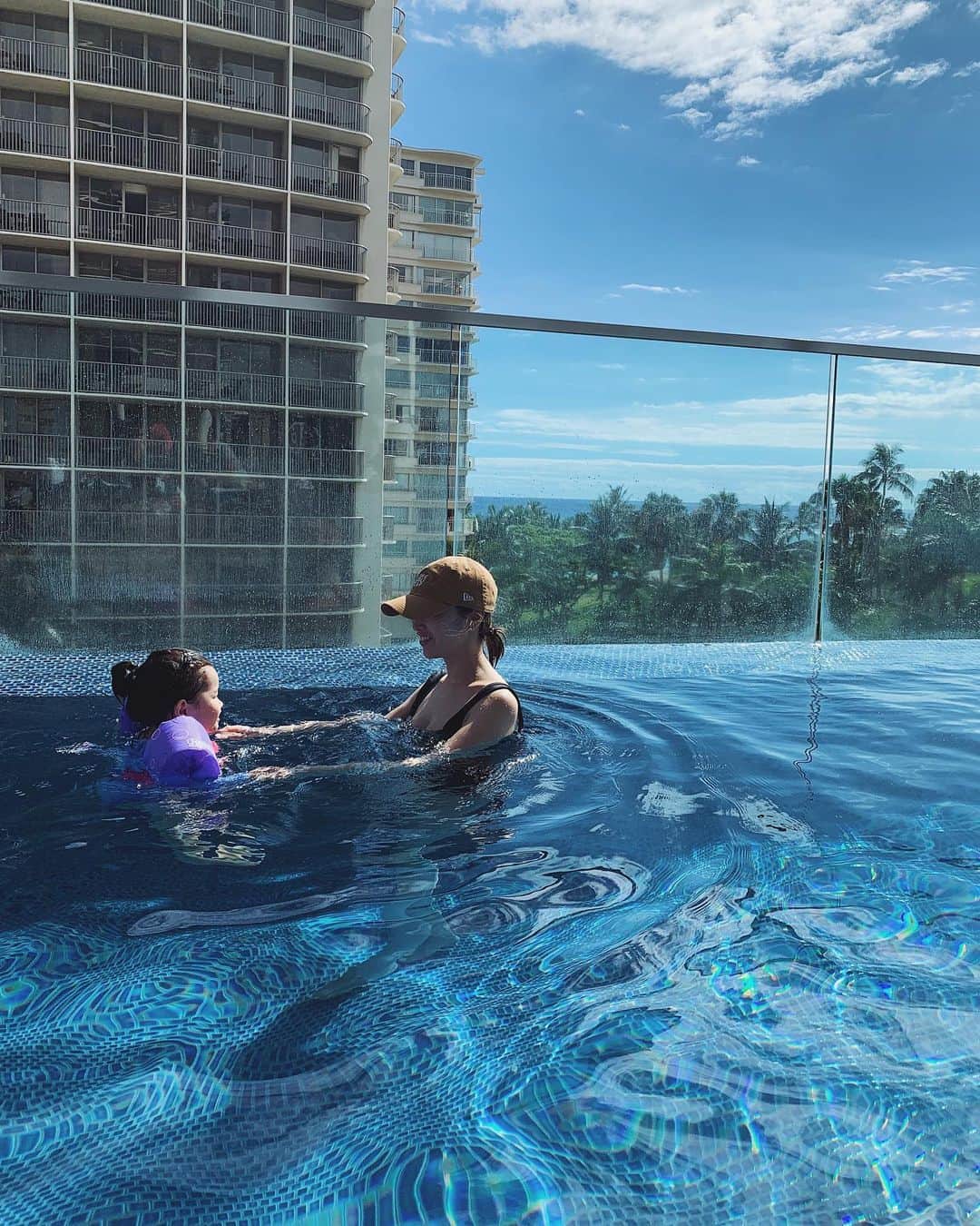 翁安芸さんのインスタグラム写真 - (翁安芸Instagram)「So happy to be back here🌴💖 #pool #letsswim #hawaii #happygirl #ハワイ」5月9日 19時16分 - akinyc