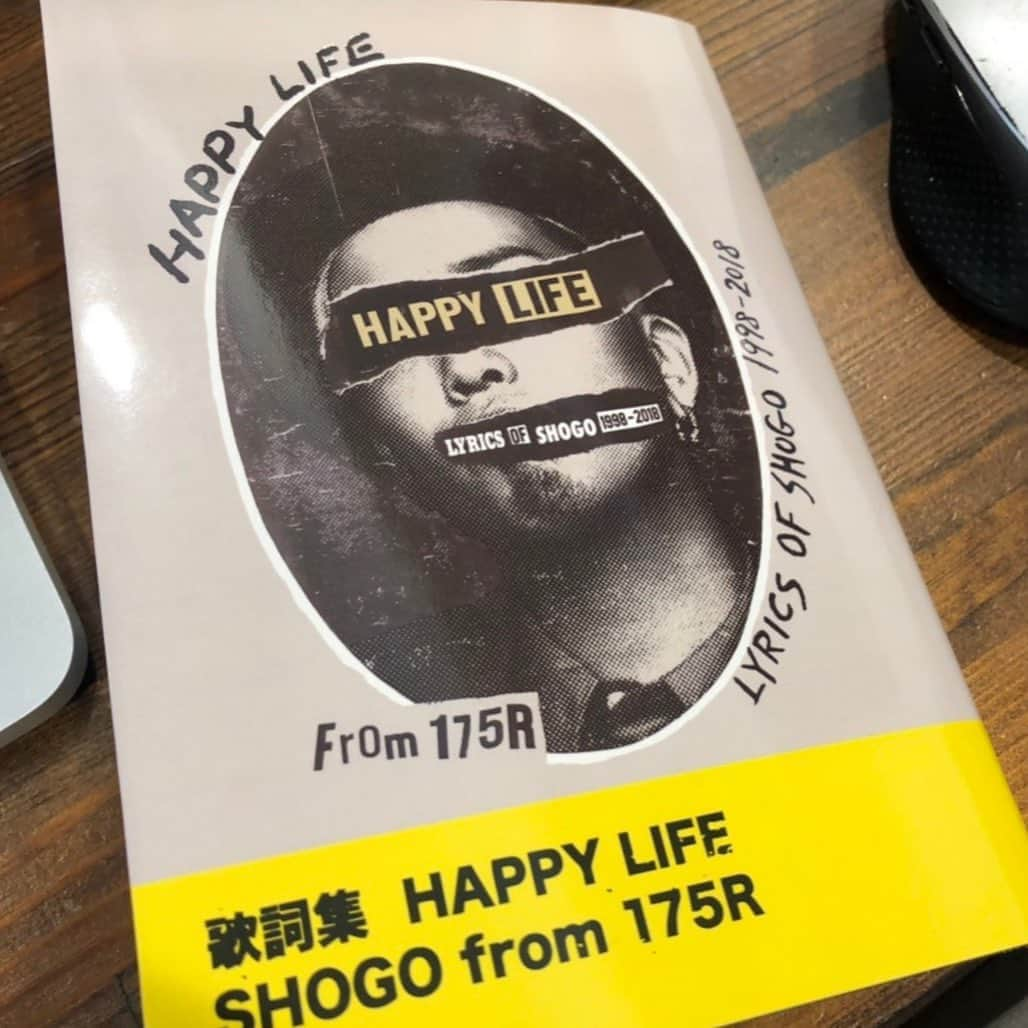 SHOGOさんのインスタグラム写真 - (SHOGOInstagram)「完成！良いね。  5/26発売。  歌詞集「HAPPY LIFE」 SHOGO from 175R」5月9日 19時25分 - 175r_official