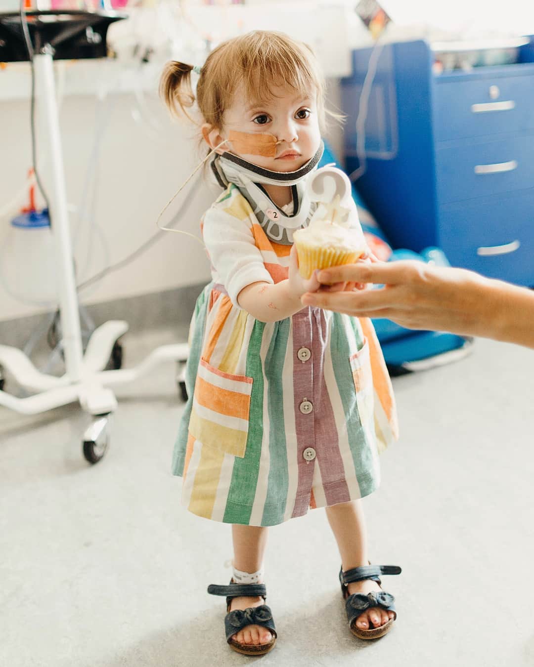 ジェシカ・スタインのインスタグラム：「Our Ru is two! 🌈🧚‍♀️💕🌞🎈🍄🌱🐥 🎉 We never would have thought that having Ru’s birthday in hospital would end up being one of the best days of her life. But as always I’m reminded to never expect anything else from the tiniest, mightiest girl who turns every moment in to beaming love and laughter. We are eternally grateful to everyone at @sydney_kids, @starlightau, @clowndoctorsaus, @rmhc_sydney and most of all her nurses (who became like second family) on C2S for taking care of and loving on our crazy girl so, so much. 🌻❤️」