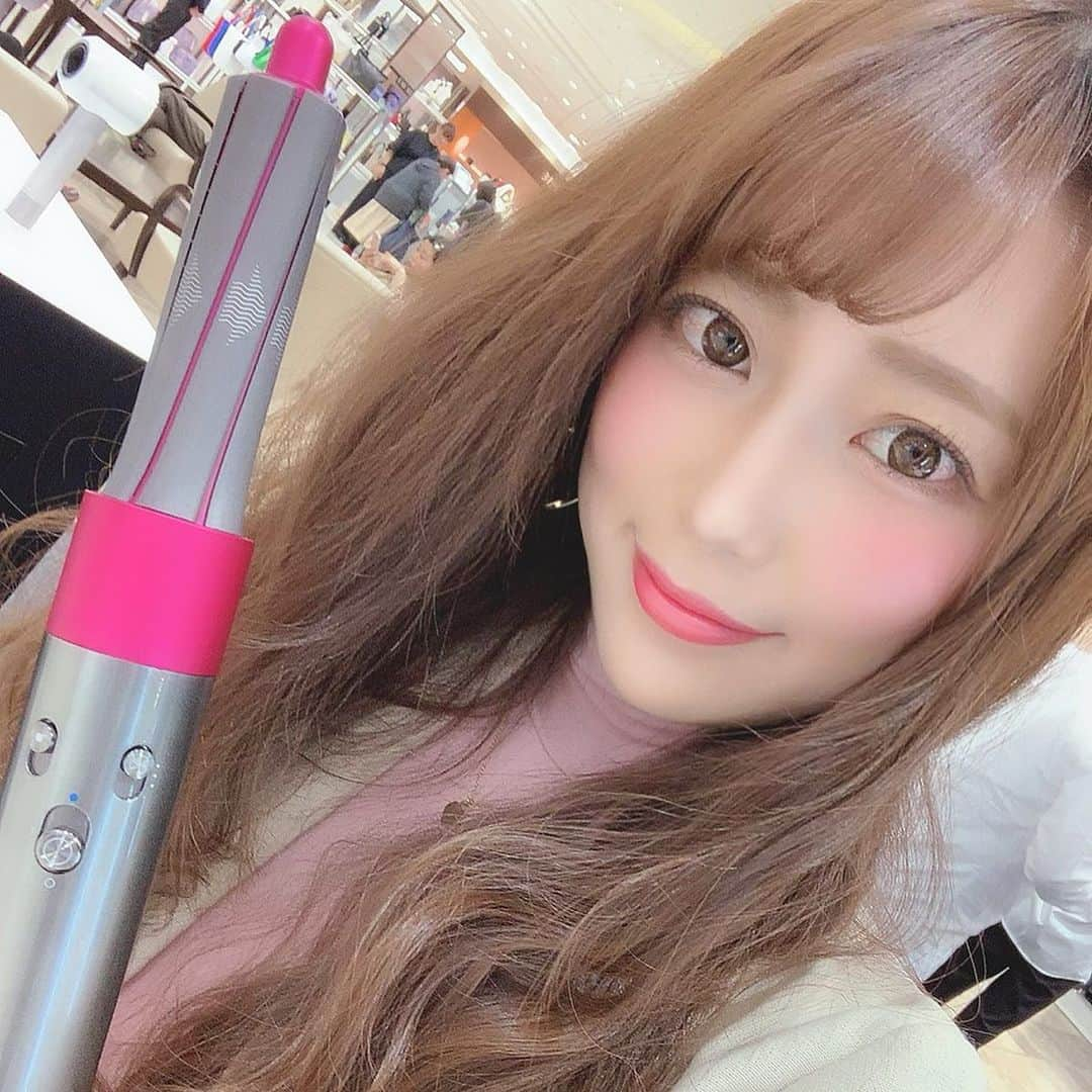 鈴木 あやさんのインスタグラム写真 - (鈴木 あやInstagram)「. Dyson Airwrap™ の期間限定イベントに 体験しに行ってきたよ〜〜🙋🏻‍♂️♥️ . 風力で髪の毛をコテに巻きつけて 巻くからコツを掴めば簡単だし なにより低温で巻いてくので 髪の毛が傷みにくいんだって😳😳👏🏻 . 段々上達していく動画見てね🤣☝🏻笑 スワイプ2枚目👉🏻👉🏻👉🏻 . 5月14日(火)までJR名古屋タカシマヤ3F ローズパティオでやってるので是非体験してみて👀💕 . #JR名古屋タカシマヤ3F #dyson #dysonhair #エアラップ #PR #sponsored #ヘアアイロン #hair #hairstyle #long #longhair #巻き髪 #コテ巻き #ダイソンエアラップ」5月9日 19時29分 - ayachu69