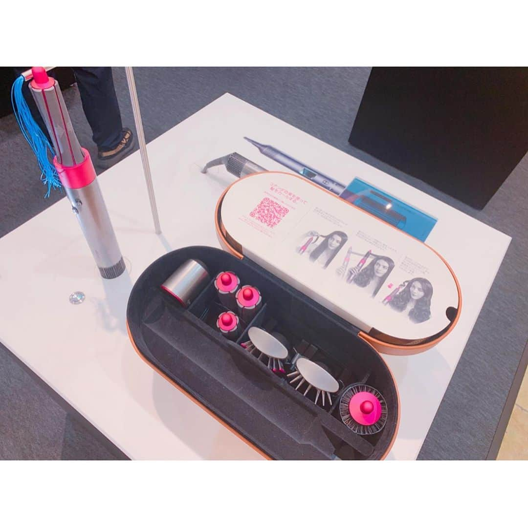 鈴木 あやさんのインスタグラム写真 - (鈴木 あやInstagram)「. Dyson Airwrap™ の期間限定イベントに 体験しに行ってきたよ〜〜🙋🏻‍♂️♥️ . 風力で髪の毛をコテに巻きつけて 巻くからコツを掴めば簡単だし なにより低温で巻いてくので 髪の毛が傷みにくいんだって😳😳👏🏻 . 段々上達していく動画見てね🤣☝🏻笑 スワイプ2枚目👉🏻👉🏻👉🏻 . 5月14日(火)までJR名古屋タカシマヤ3F ローズパティオでやってるので是非体験してみて👀💕 . #JR名古屋タカシマヤ3F #dyson #dysonhair #エアラップ #PR #sponsored #ヘアアイロン #hair #hairstyle #long #longhair #巻き髪 #コテ巻き #ダイソンエアラップ」5月9日 19時29分 - ayachu69